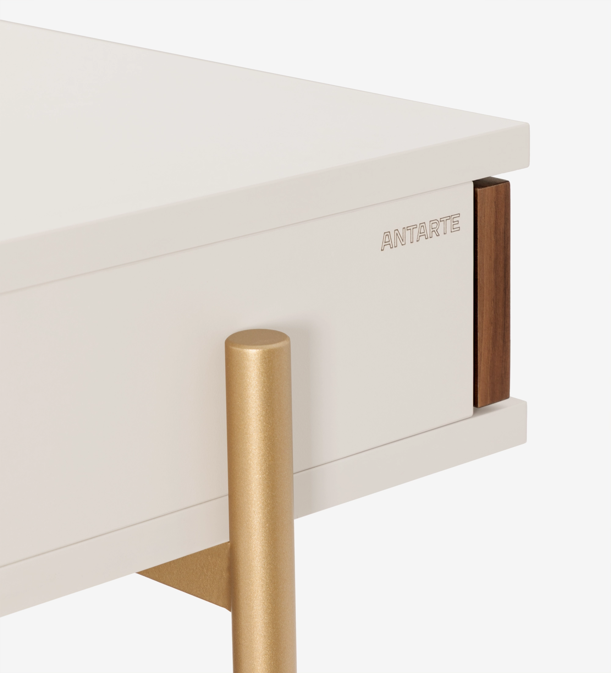 Secretária Cannes branca com perna metálica dourada e detalhe de madeira