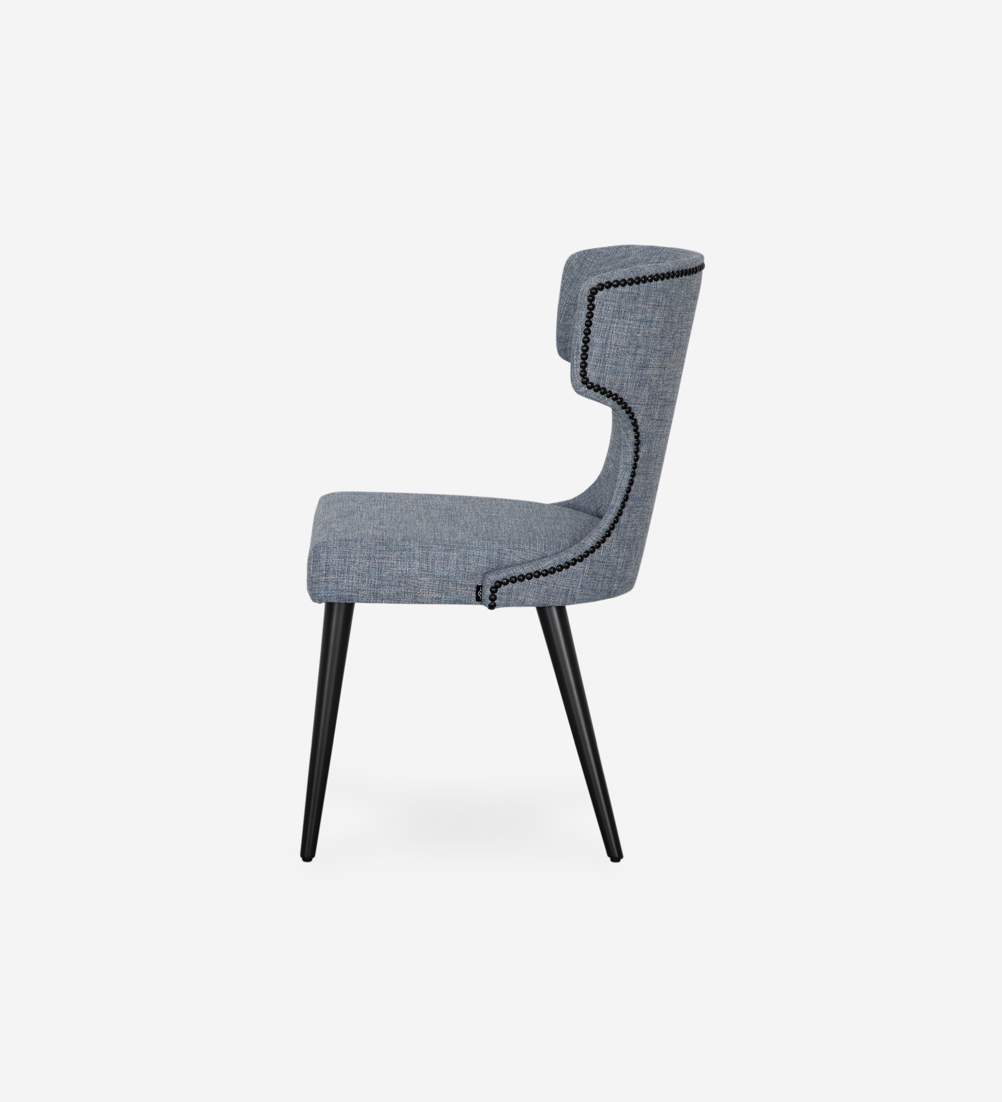 Chaise Pico en tissu bleu-gris, dossier incurvé avec clous décoratifs, pieds noirs