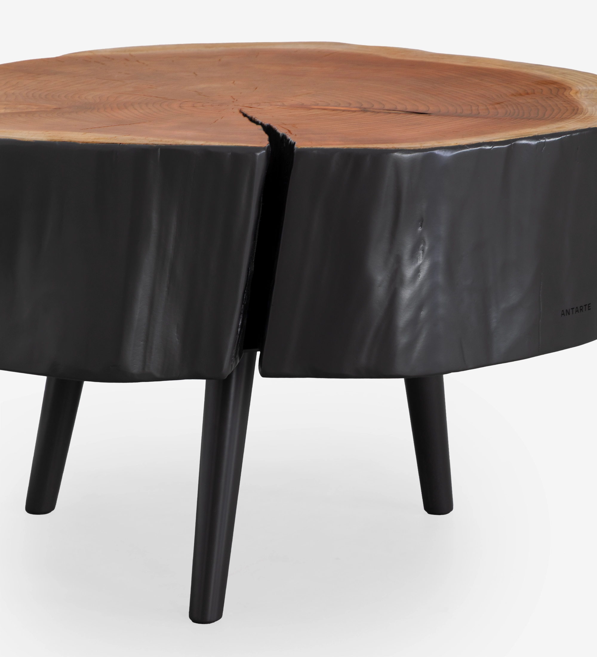 Mesa de Centro Tronco redonda em madeira com topo natural, laterais pretas e racha central