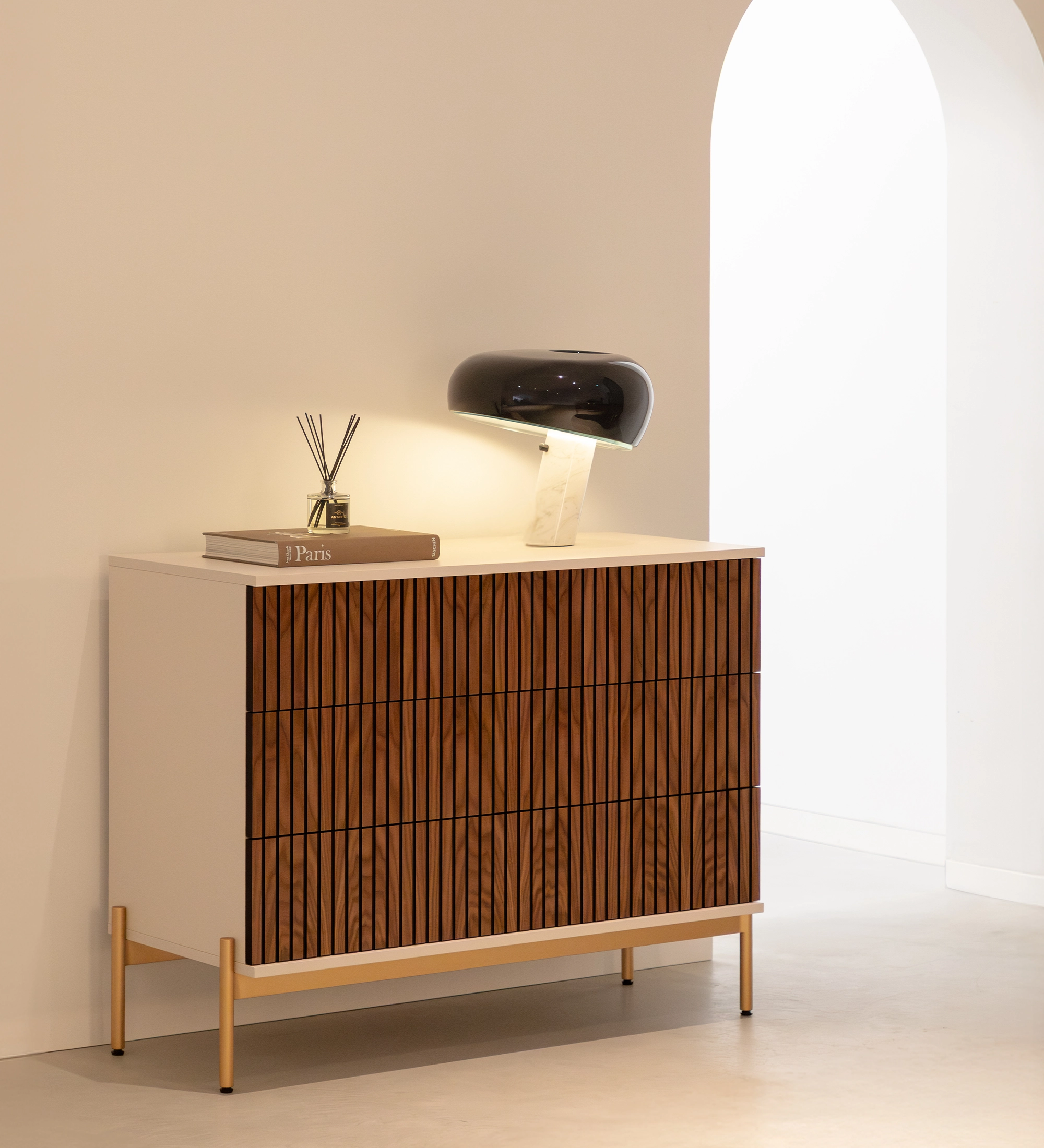 Commode Cannes bois blanc avec façades rainurées en bois foncé et lampe noire