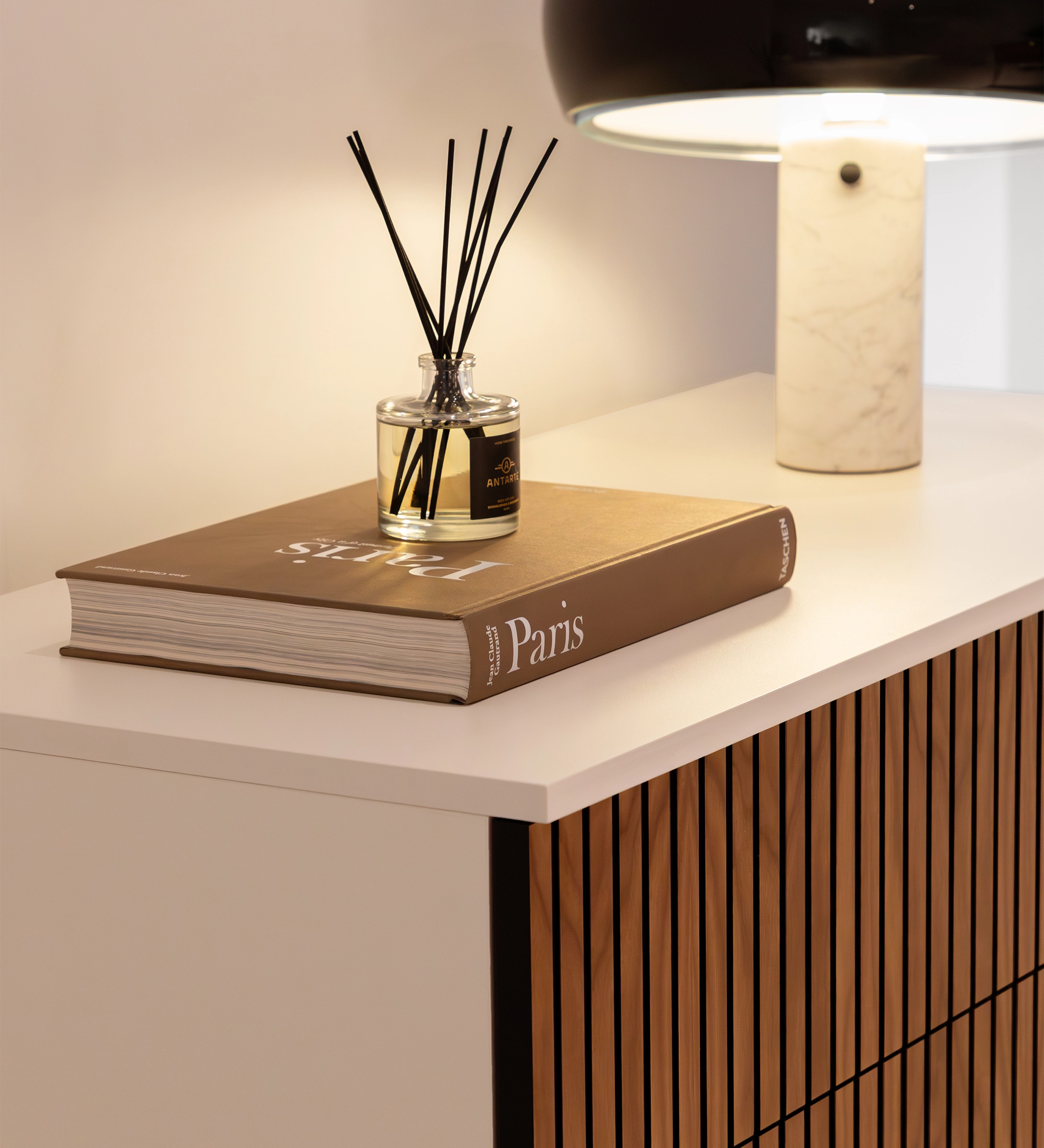 Commode Cannes blanche avec livre 'Paris', diffuseur et lampe