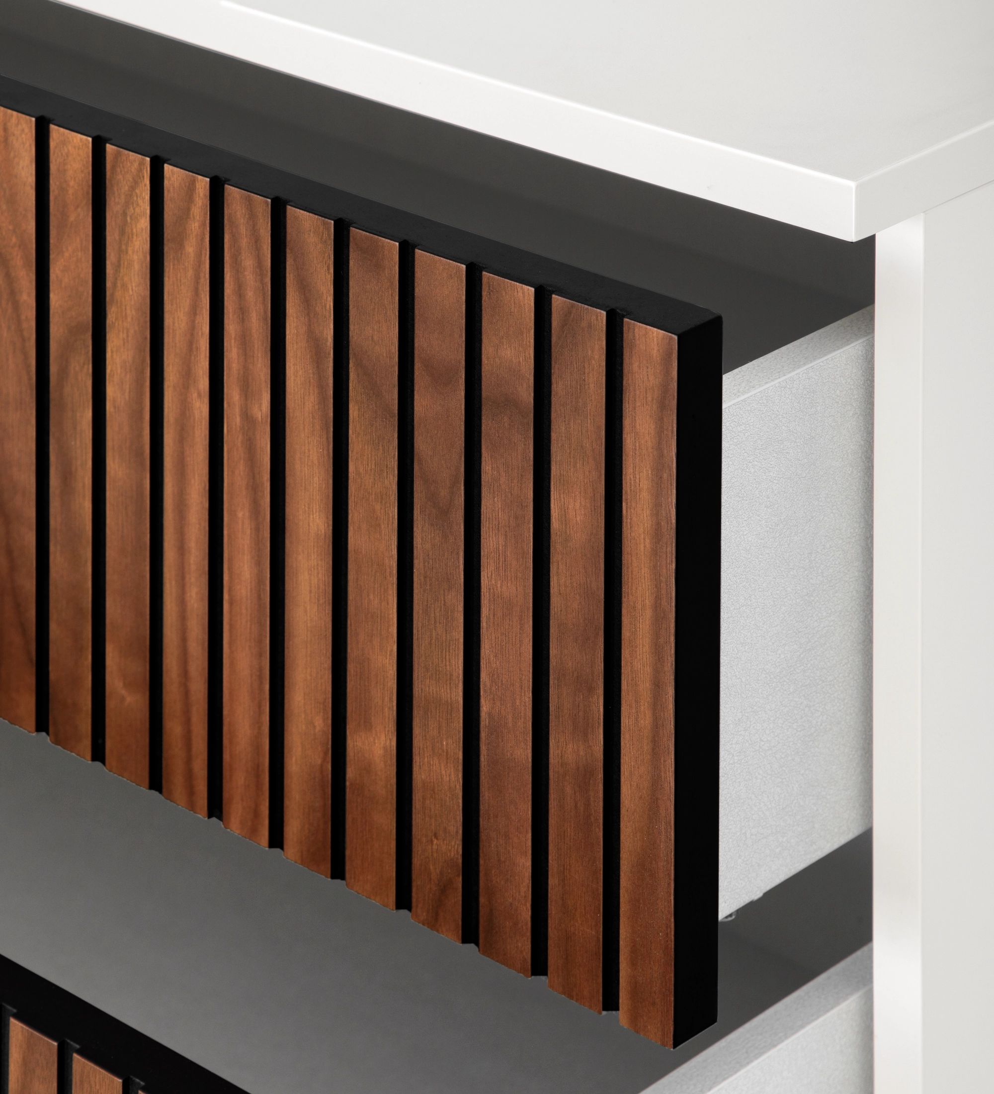 Commode Cannes avec façades à lattes en bois foncé, encadrement noir et corps blanc, tiroir ouvert