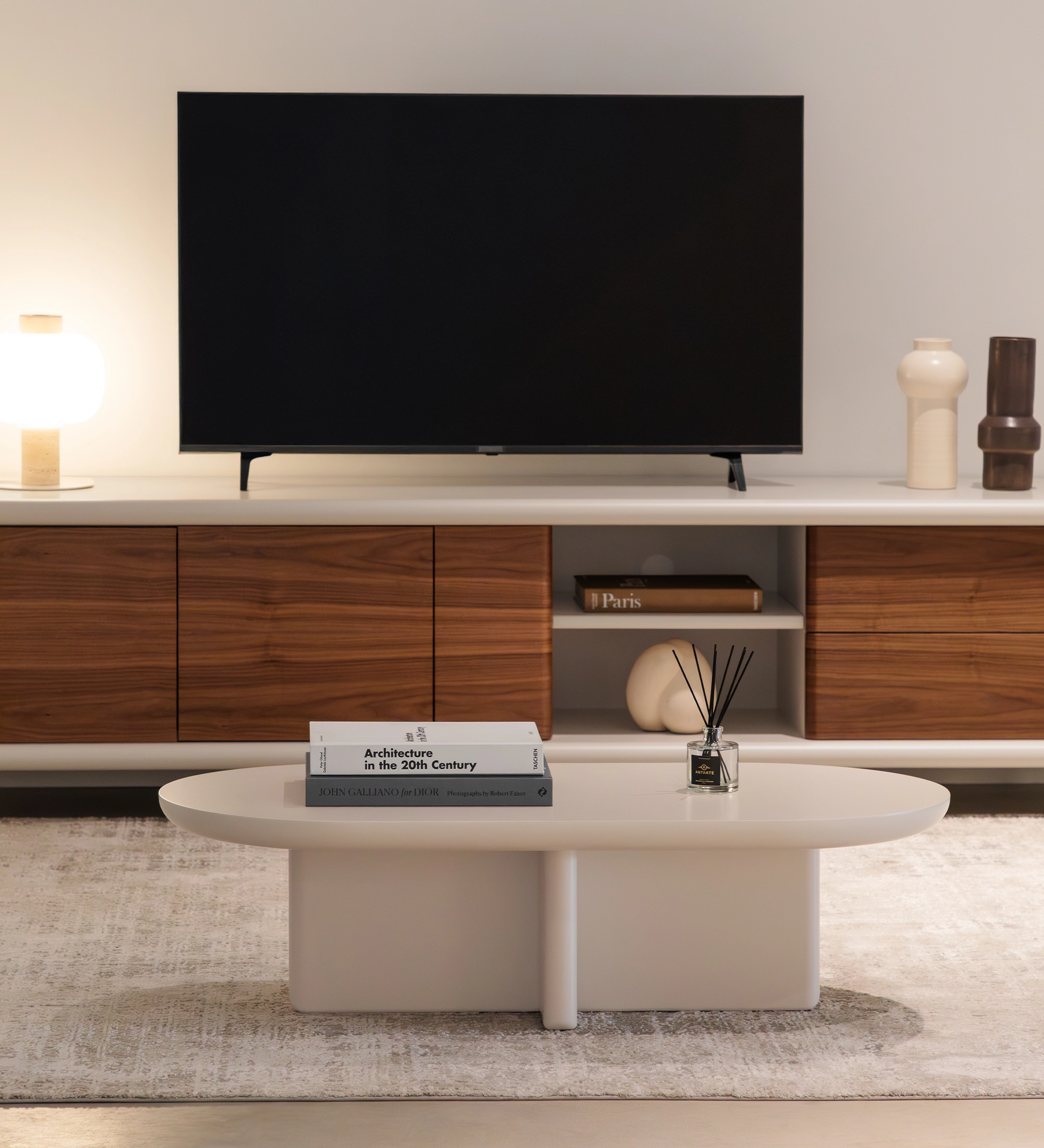 Table Basse Mónaco ovale crème minimaliste devant meuble TV en bois