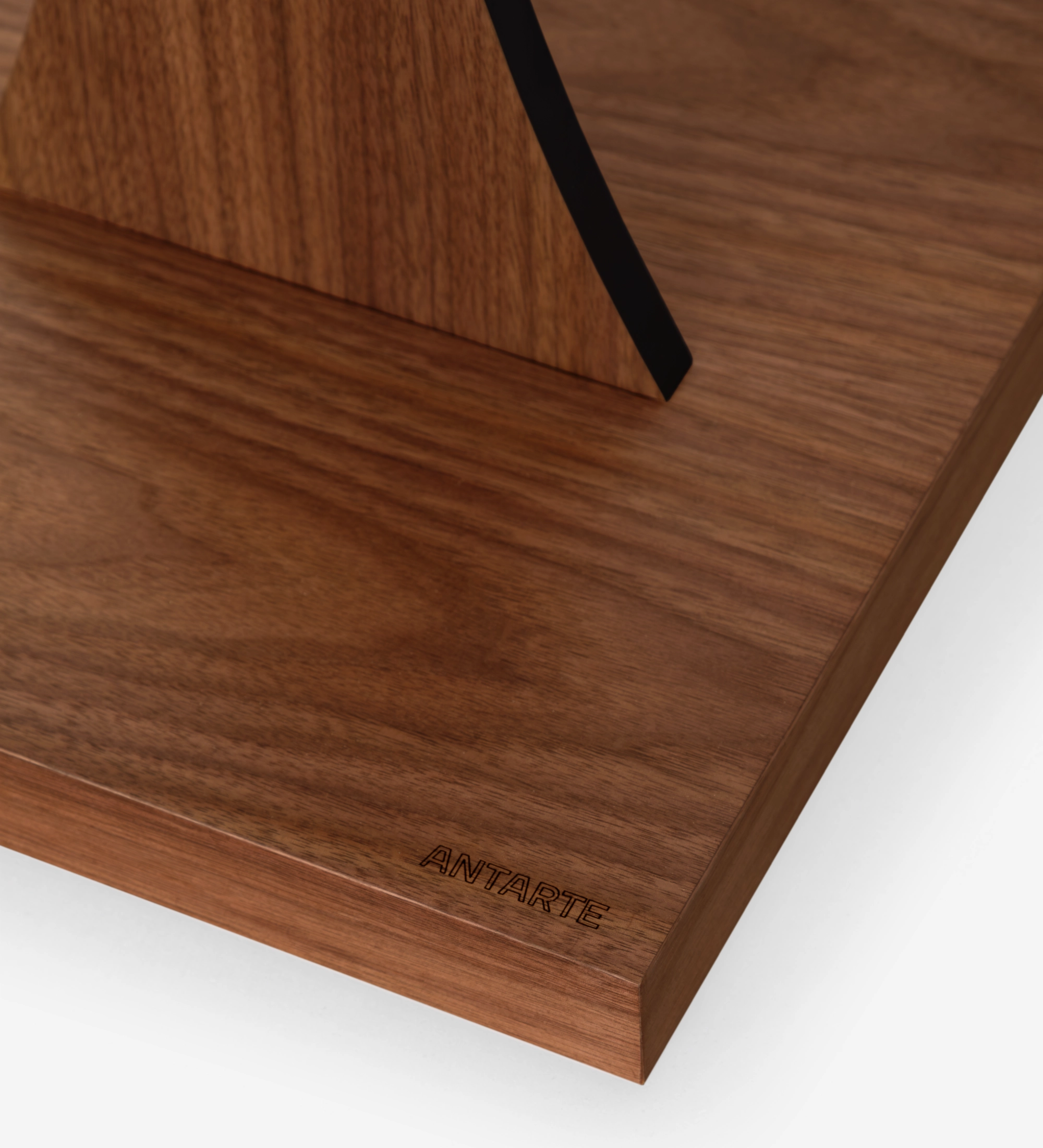 Base de madera nogal de Percha Árbol simple con mástil negro y logo ANTARTE