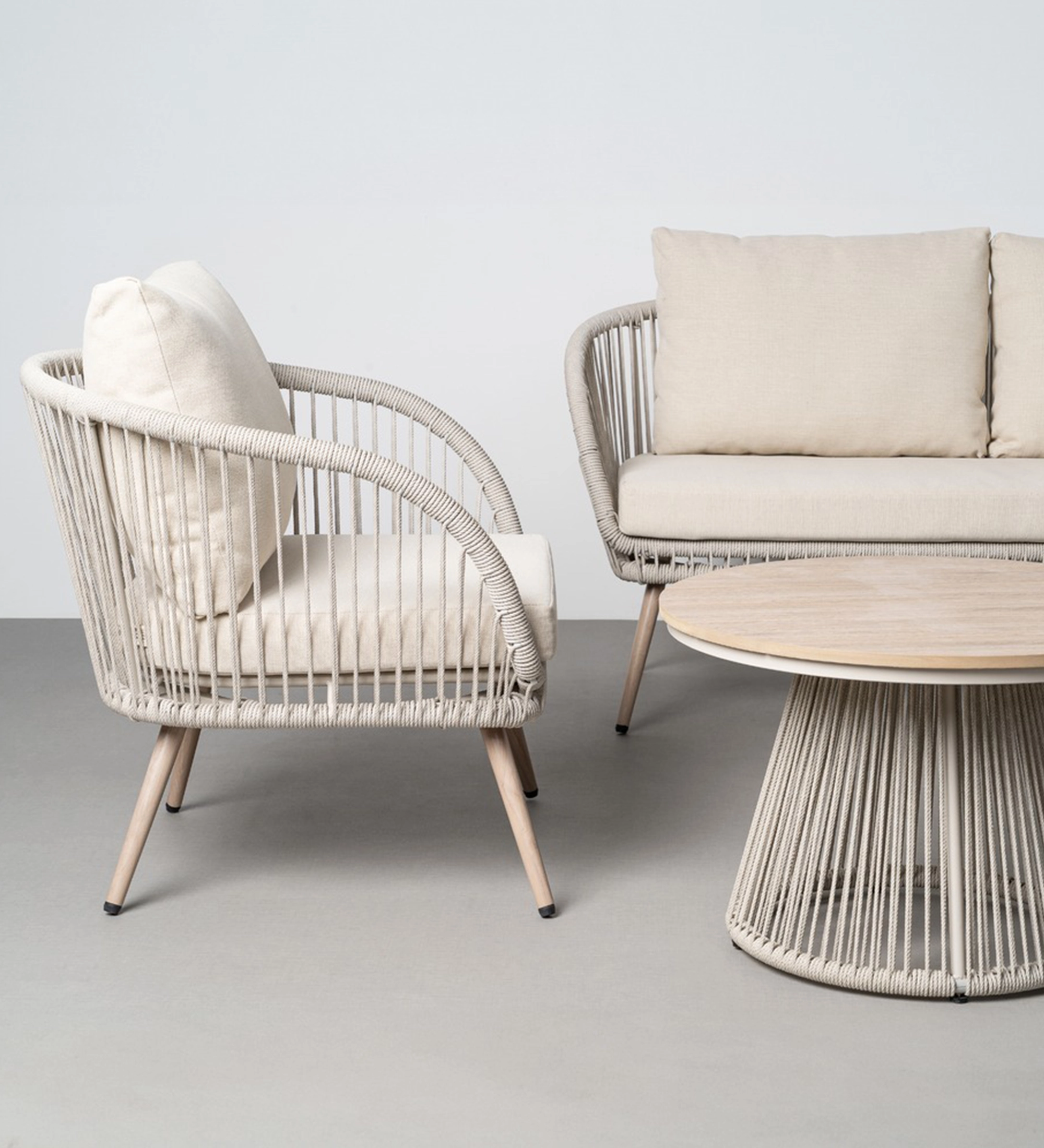 Conjunto Exterior Caminha com poltrona, sofá dois lugares e mesa redonda em corda bege