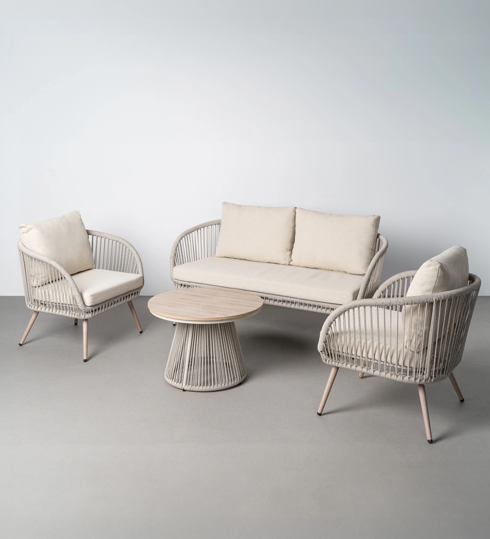 Conjunto Exterior Caminha com sofá de 2 lugares, duas poltronas e mesa redonda em rattan bege