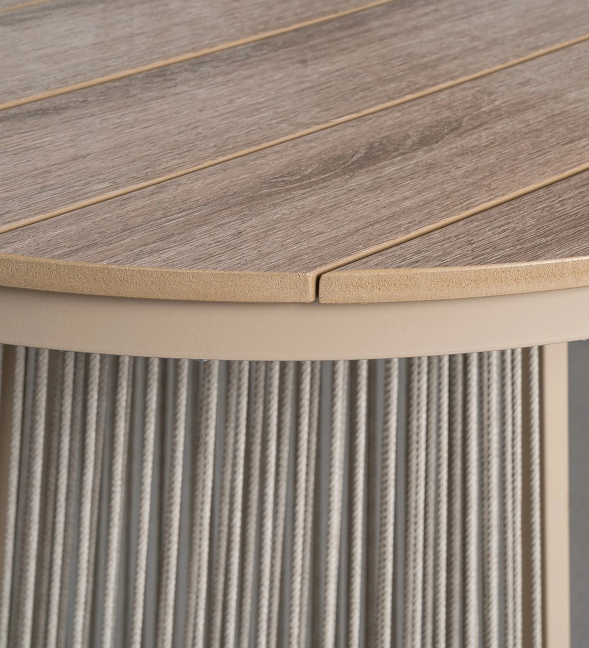 Mesa de Jantar Caminha redonda bege com tampo tipo madeira e base em corda