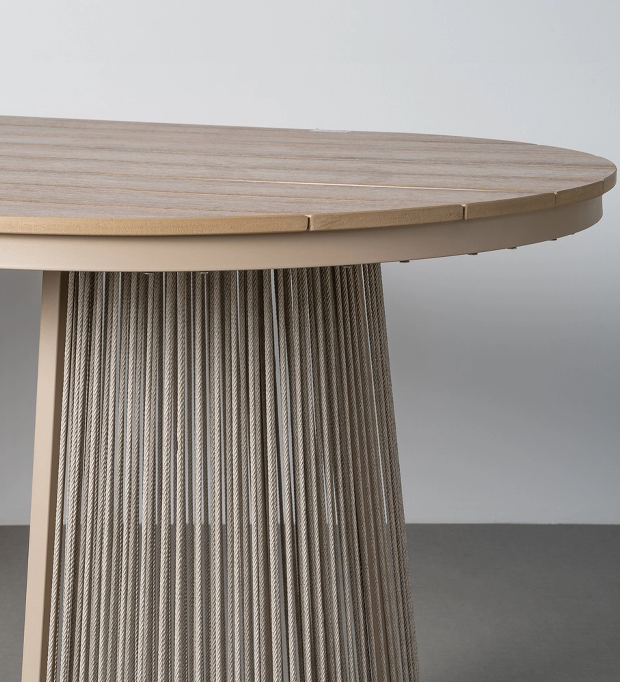 Mesa de Jantar Caminha redonda com tampo em madeira e base envolta em cordas.