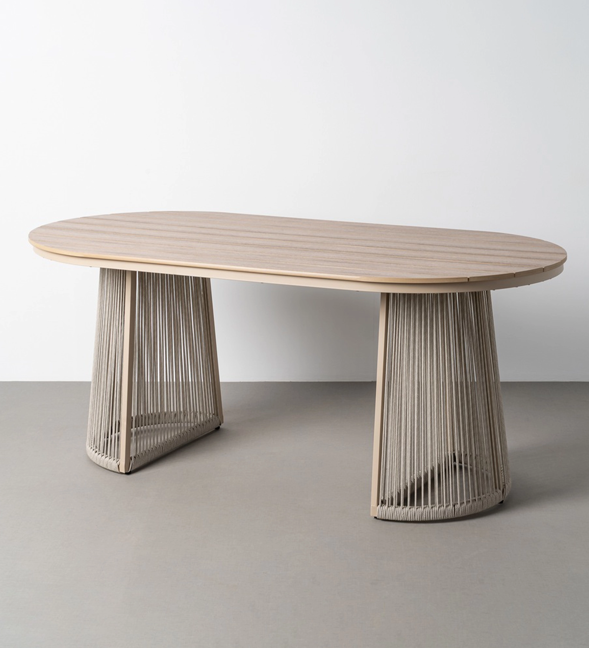 Mesa de jantar oval em madeira clara com pés em corda entrelaçada
