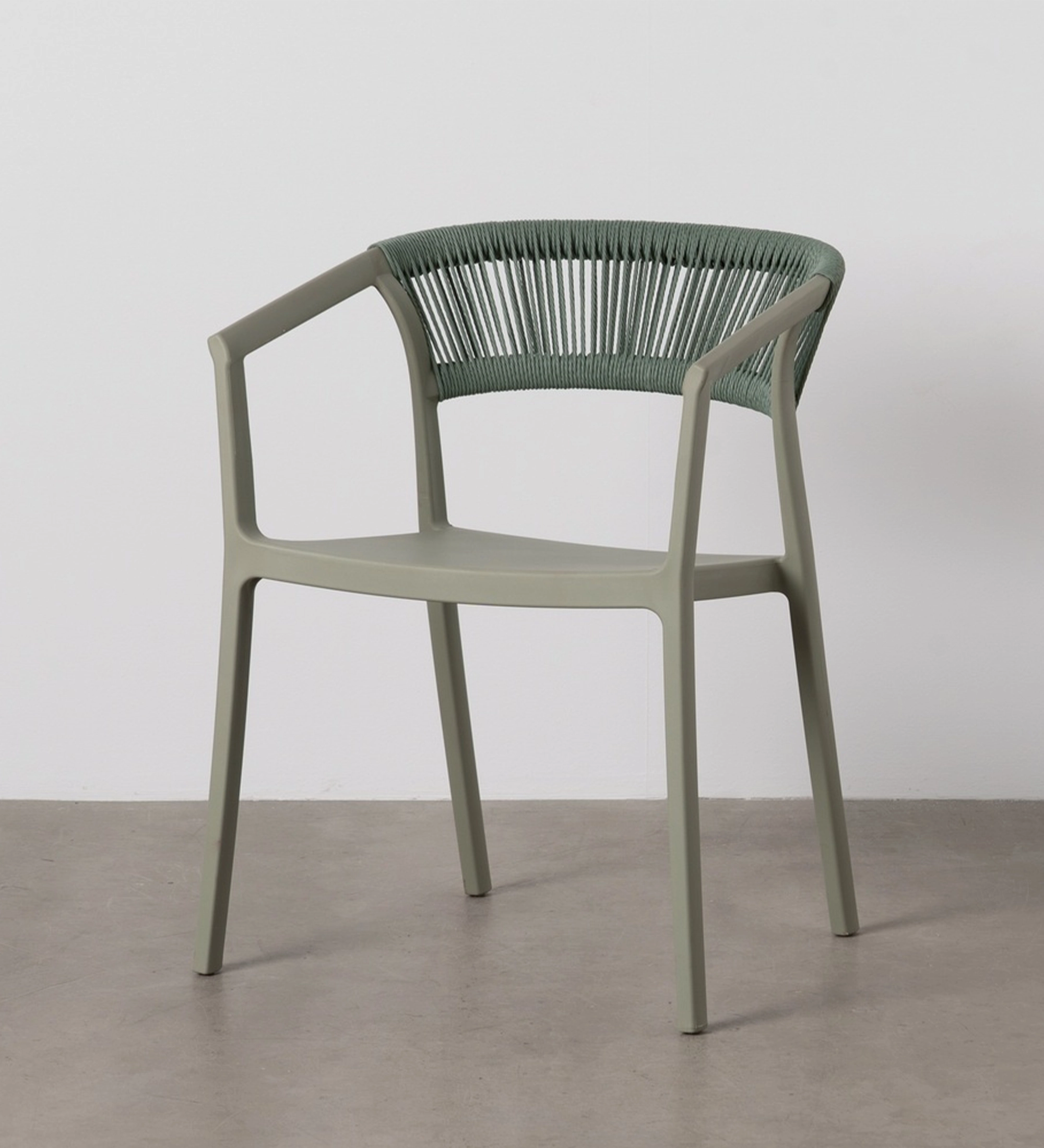 Cadeira Caminha verde-oliva com estrutura em plástico e encosto em corda trançada