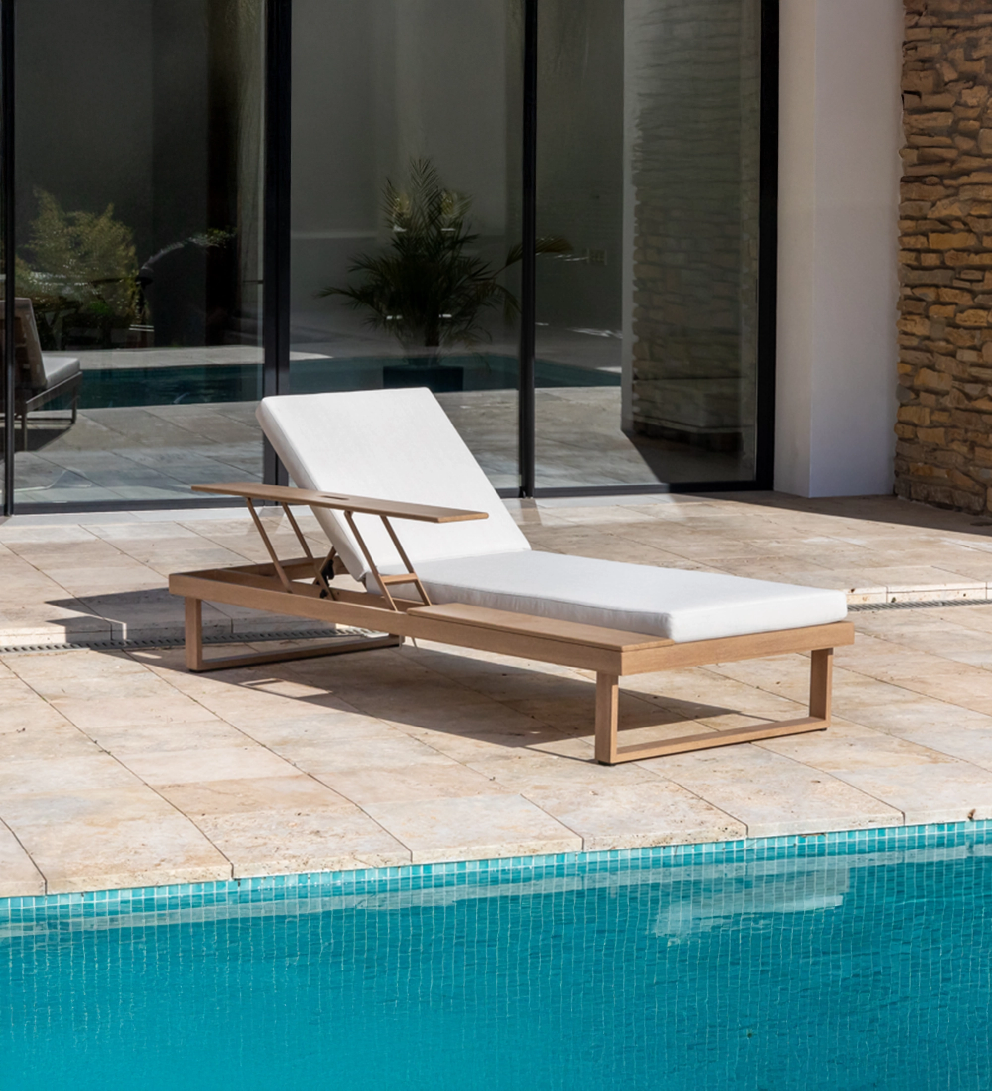 Espreguiçadeira Comporta em madeira com colchão branco junto à piscina