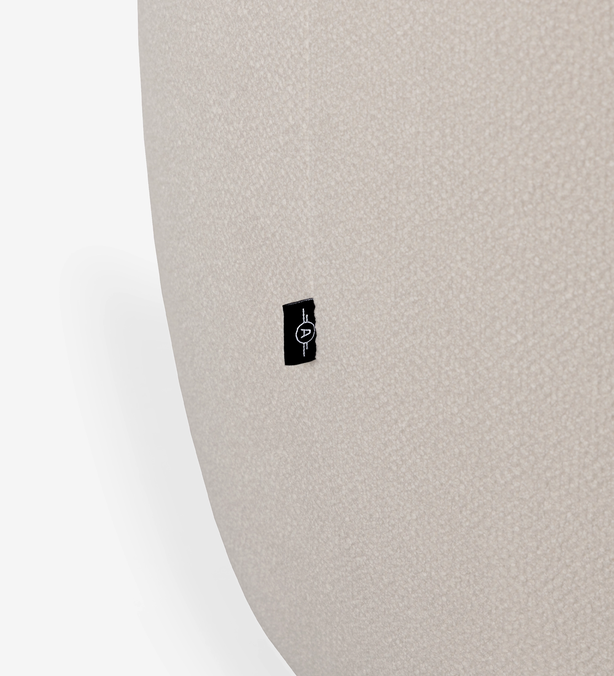 Poltrona Mónaco em tecido bege claro com etiqueta preta