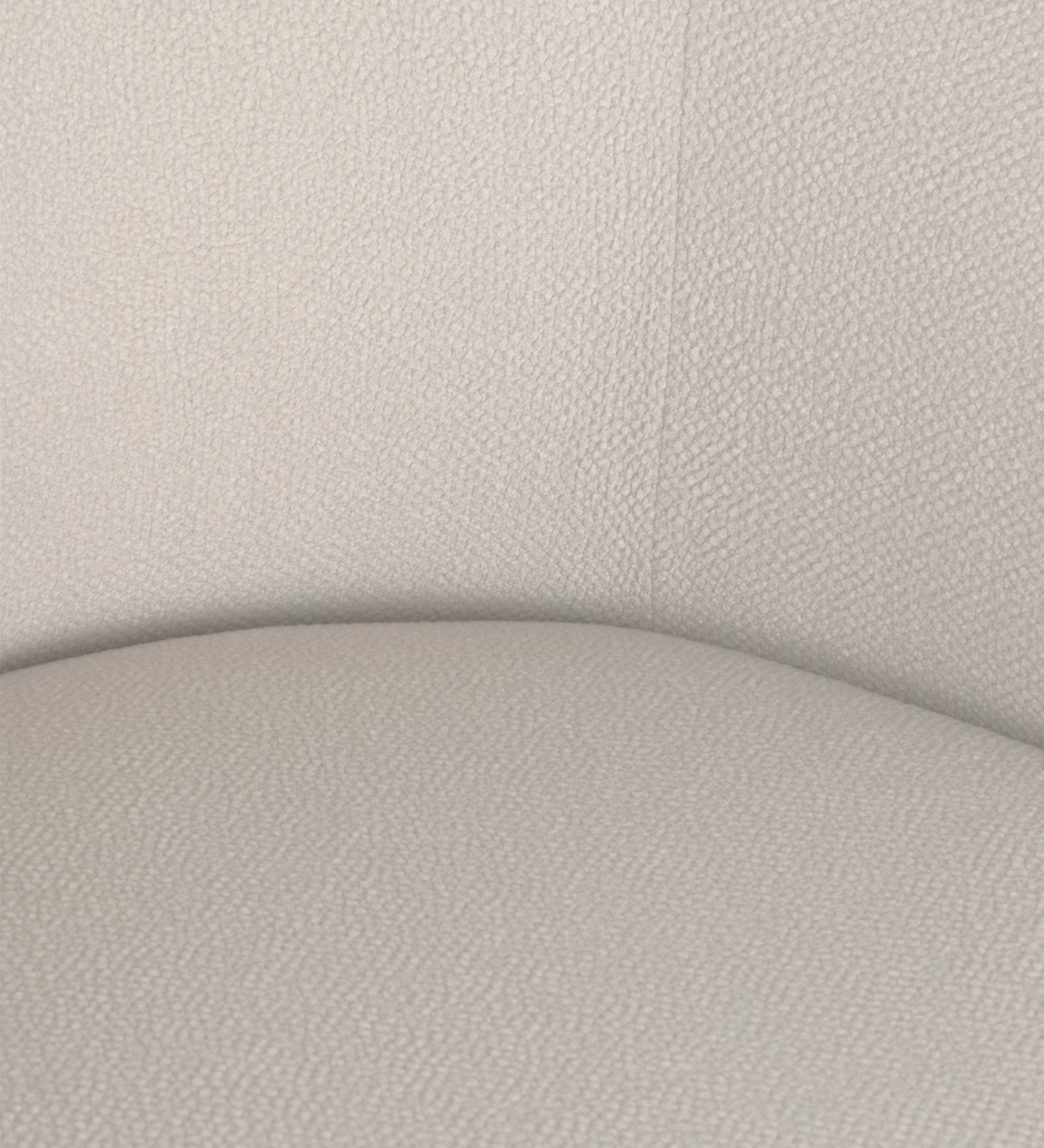 Poltrona Mónaco em tecido bouclé bege claro, detalhe do assento e encosto curvo