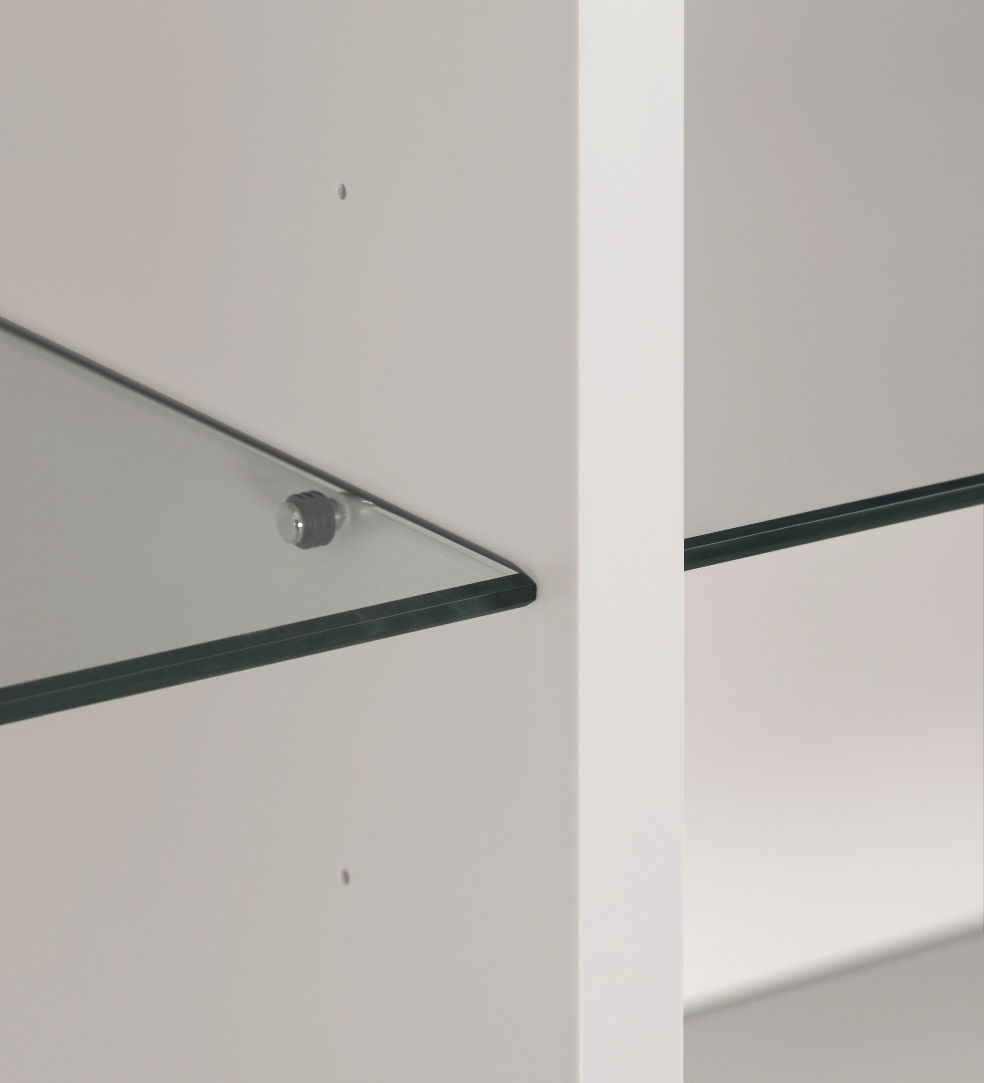 Intérieur blanc du Meuble Vitrine Geneve avec étagère en verre et fixation métallique