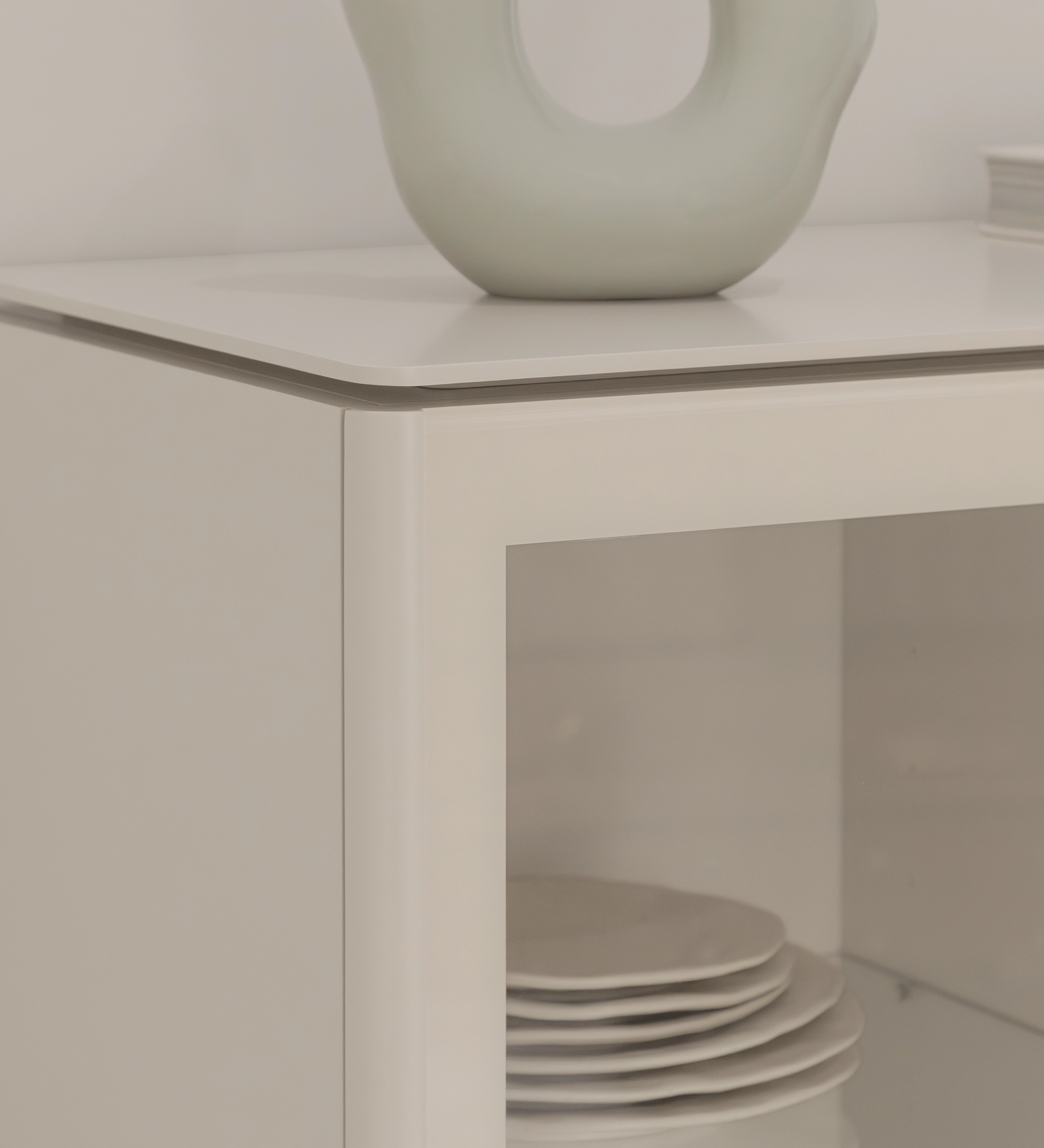 Meuble Vitrine Geneve blanc mat avec porte vitrée et assiettes empilées