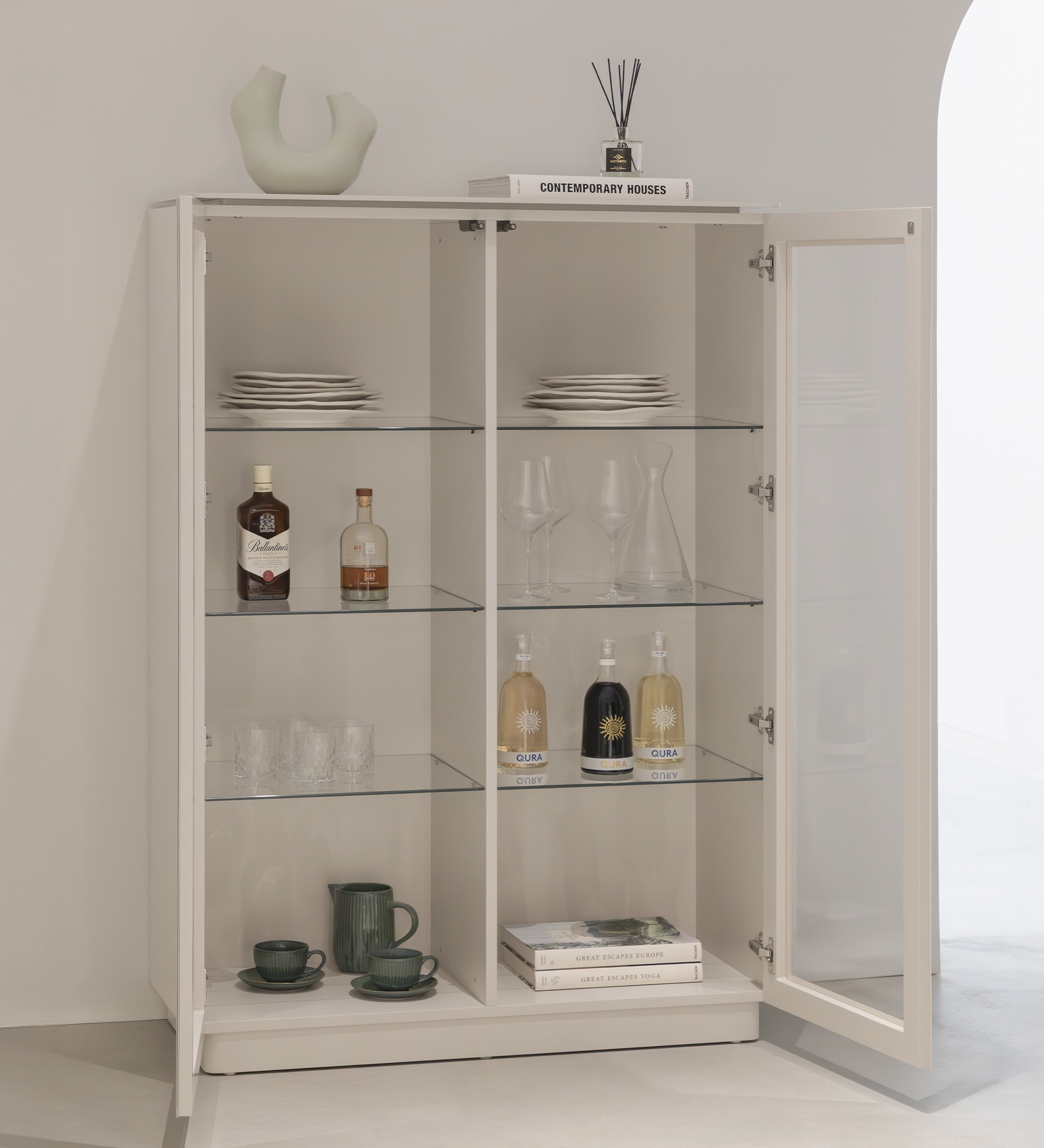 Meuble Vitrine Geneve blanc à étagères en verre et porte vitrée ouverte, vaisselle