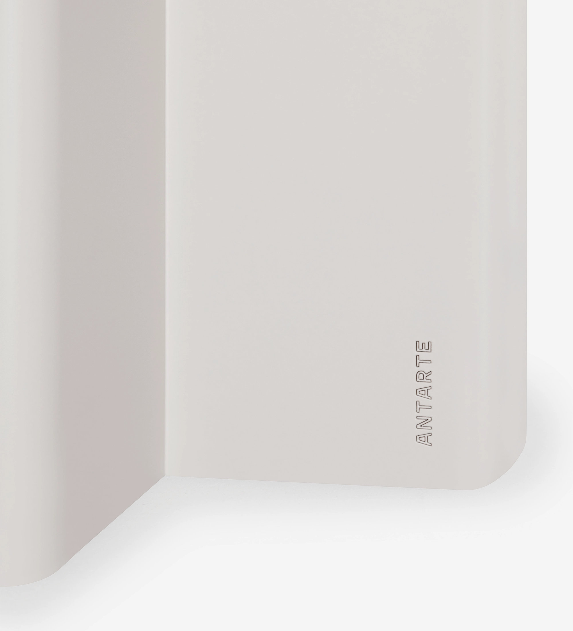 Table Basse Mónaco, gros plan sur coin arrondi beige mat