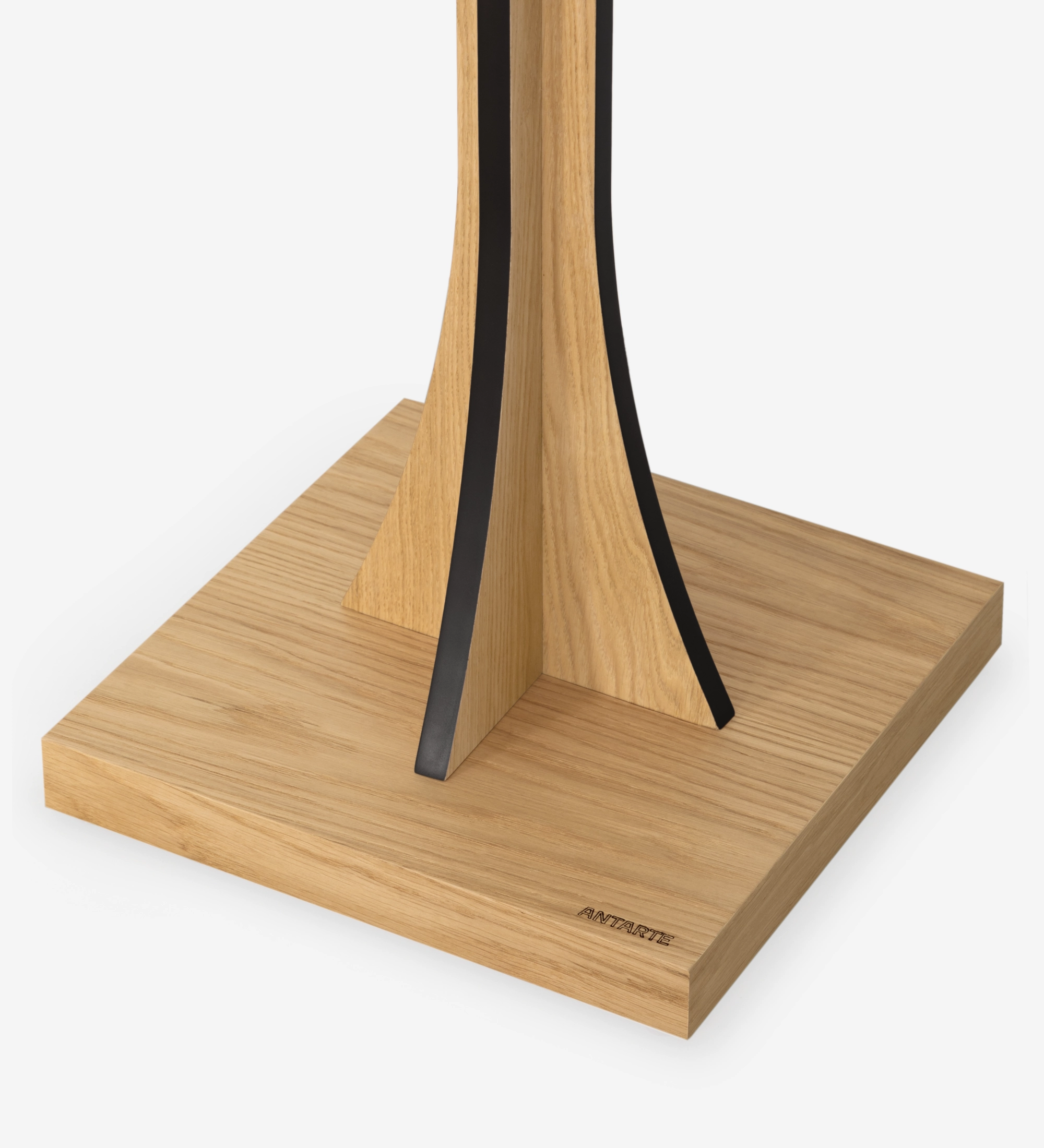 Cintre d’arbre en bois naturel sur socle carré avec accents noirs