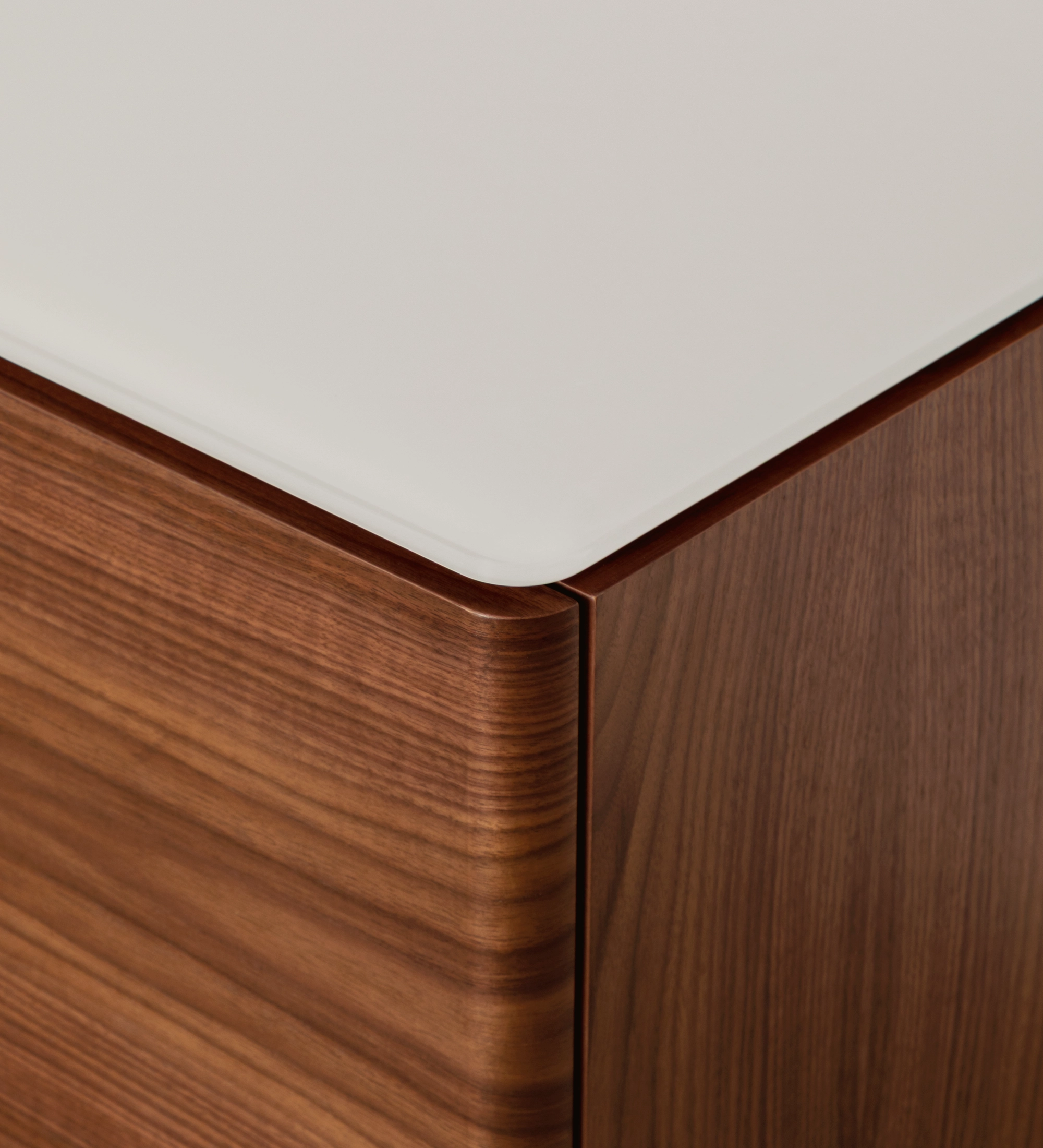 Móvel TV Geneve em madeira com canto arredondado e tampo branco