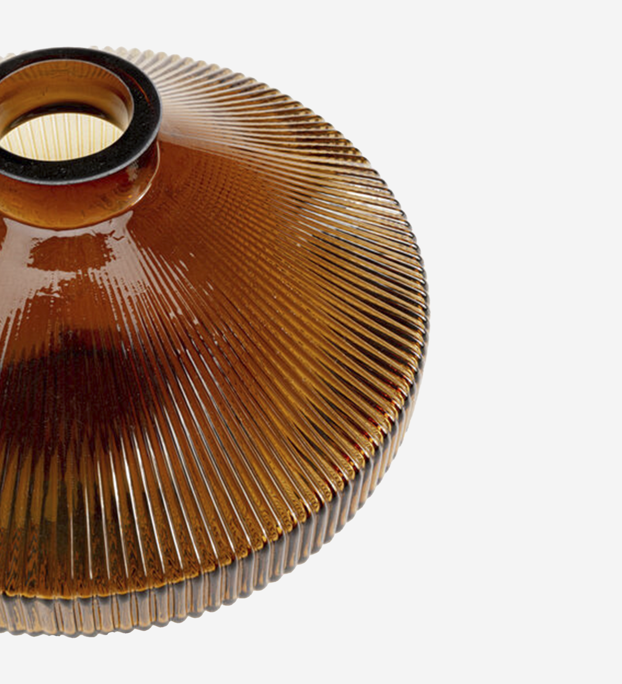 Jarra Daphne em vidro âmbar estriado com base ampla e gargalo estreito