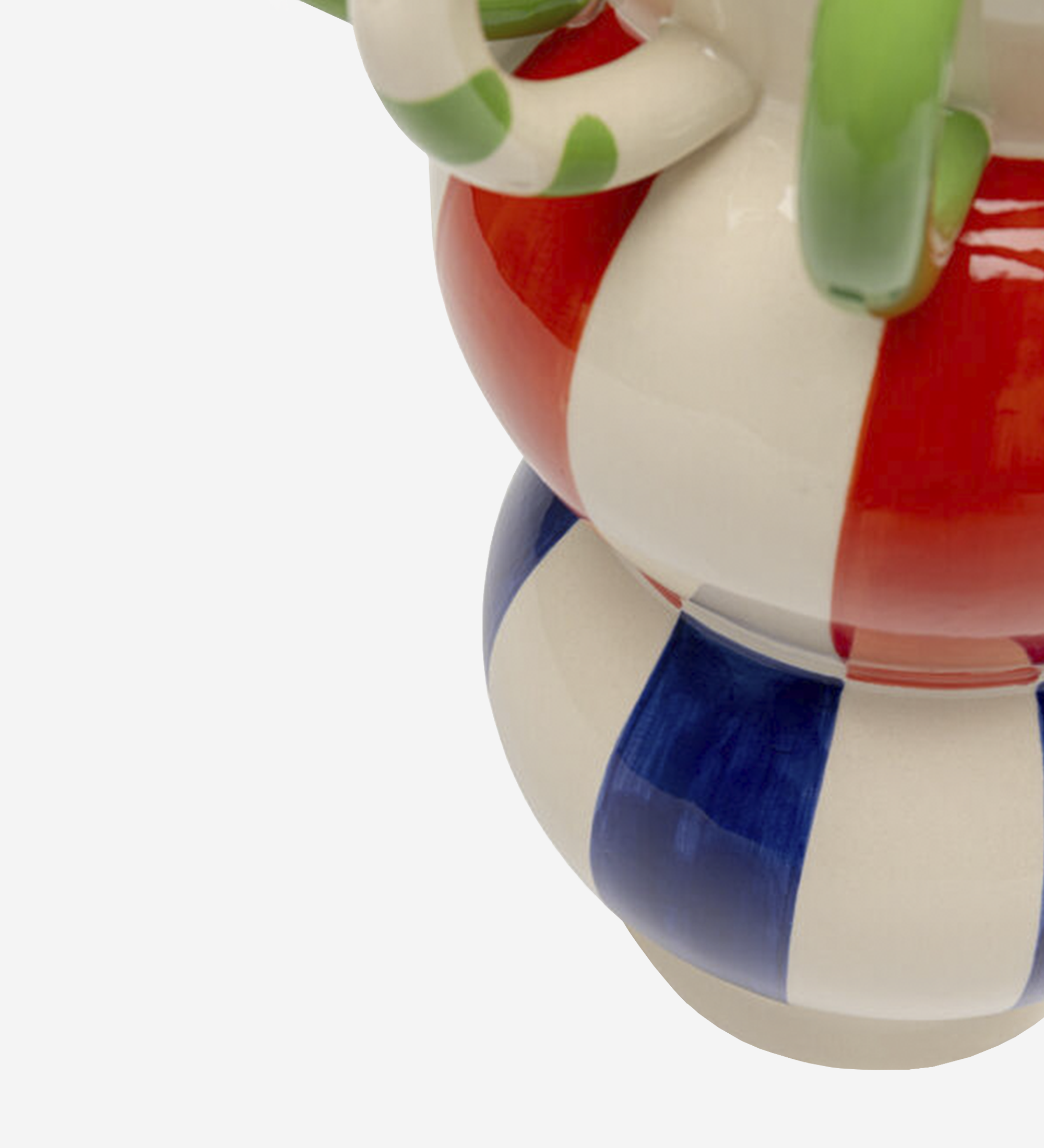 Jarra cerâmica com riscas azuis, vermelhas e creme e pega verde às riscas