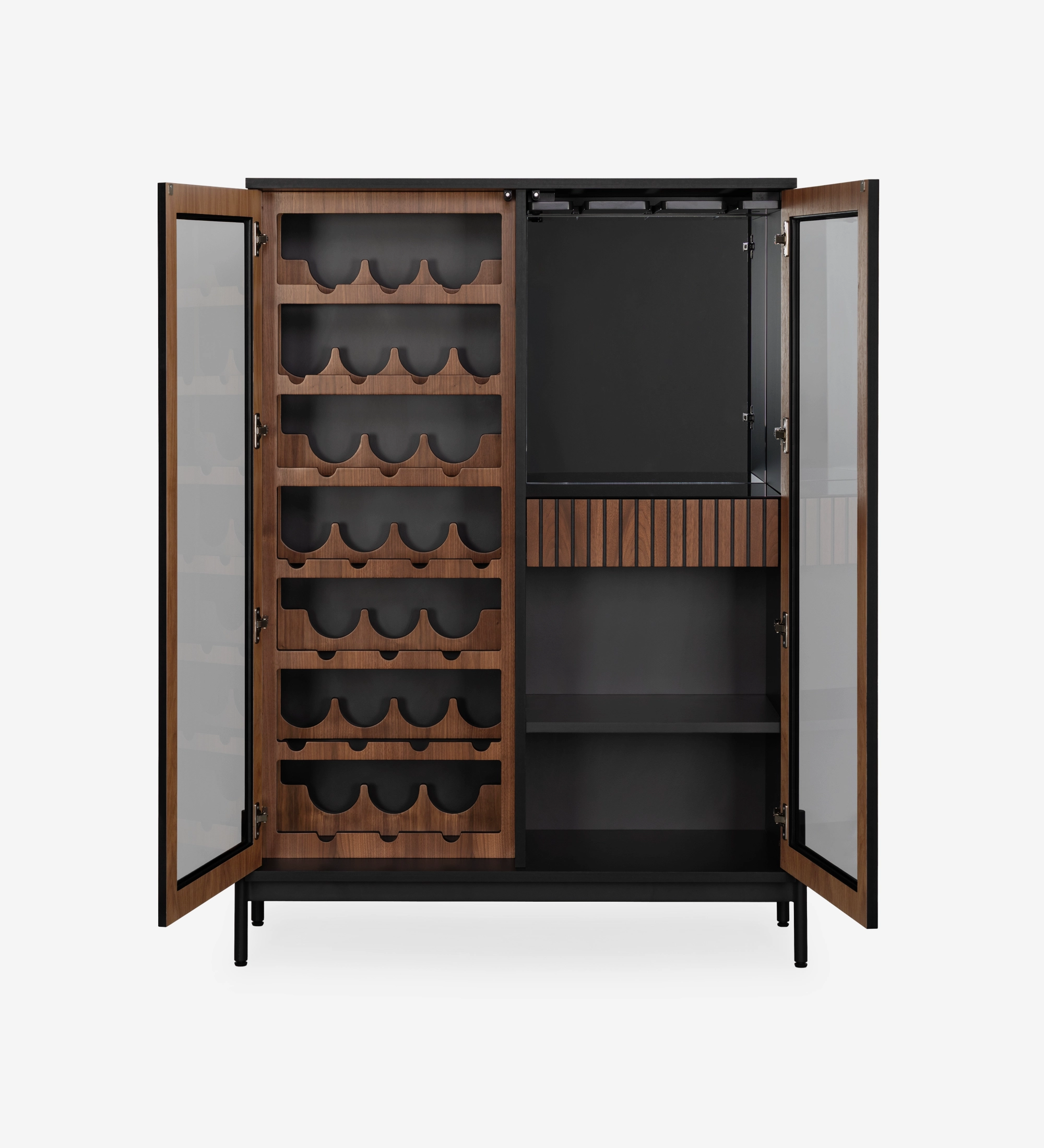 Vinoteca Cannes abierta con puertas de cristal, interior de madera y soportes para botellas