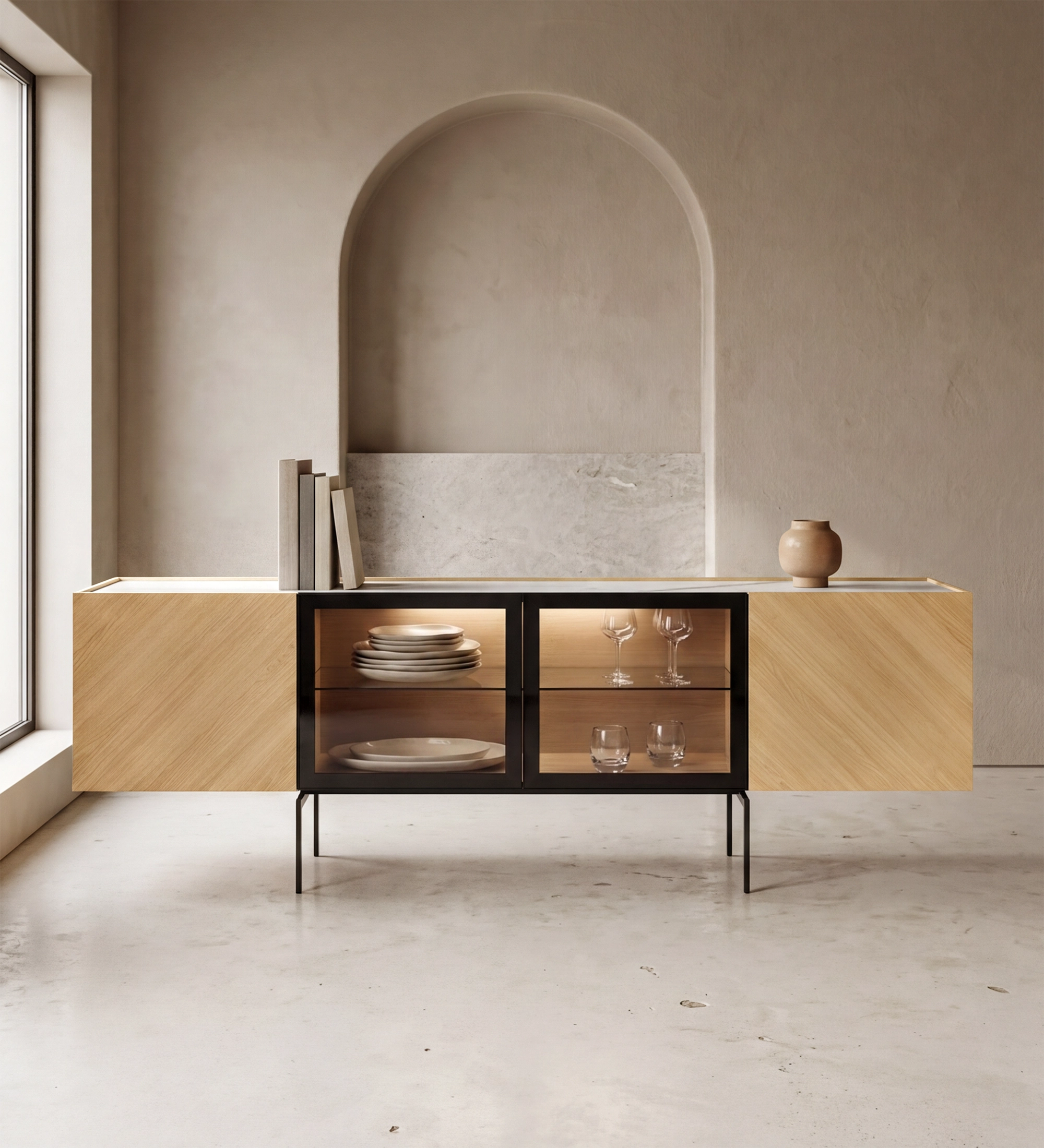 Buffet Lagos en bois clair avec vitrines centrales et pieds métalliques