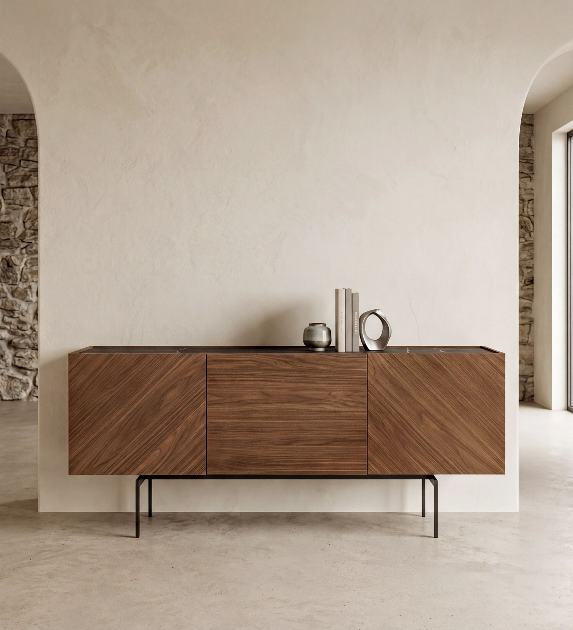 Buffet Lagos en bois de noyer à trois portes sur pieds métalliques, décor minimal sur le dessus