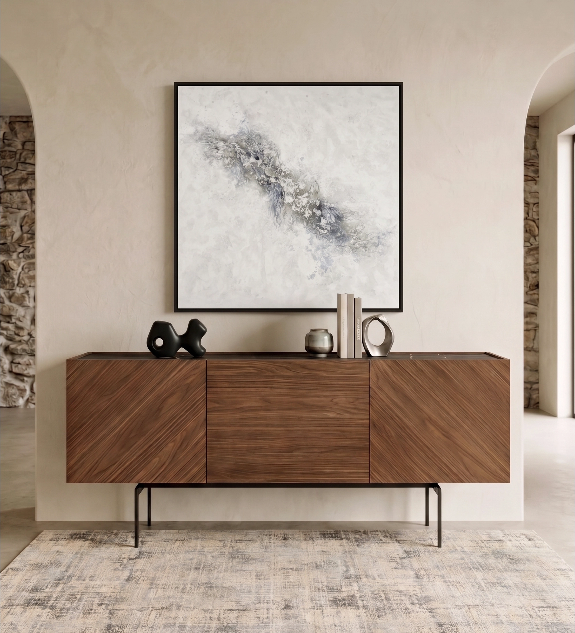 Buffet Lagos en bois de noyer à trois portes sur pieds métalliques, décor minimal sur le dessus