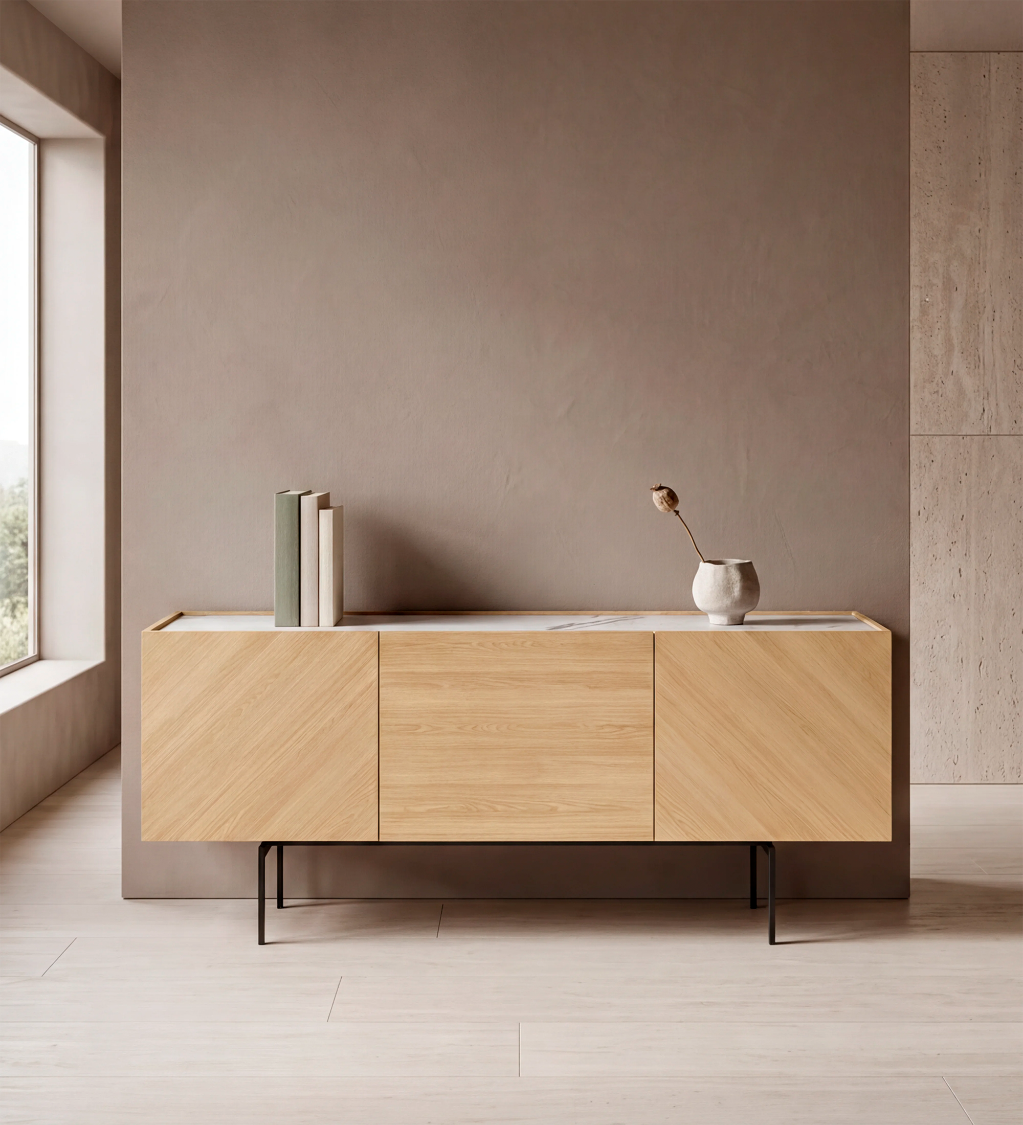 Buffet Lagos en bois clair à trois portes sur pieds métalliques, vase et livres dessus