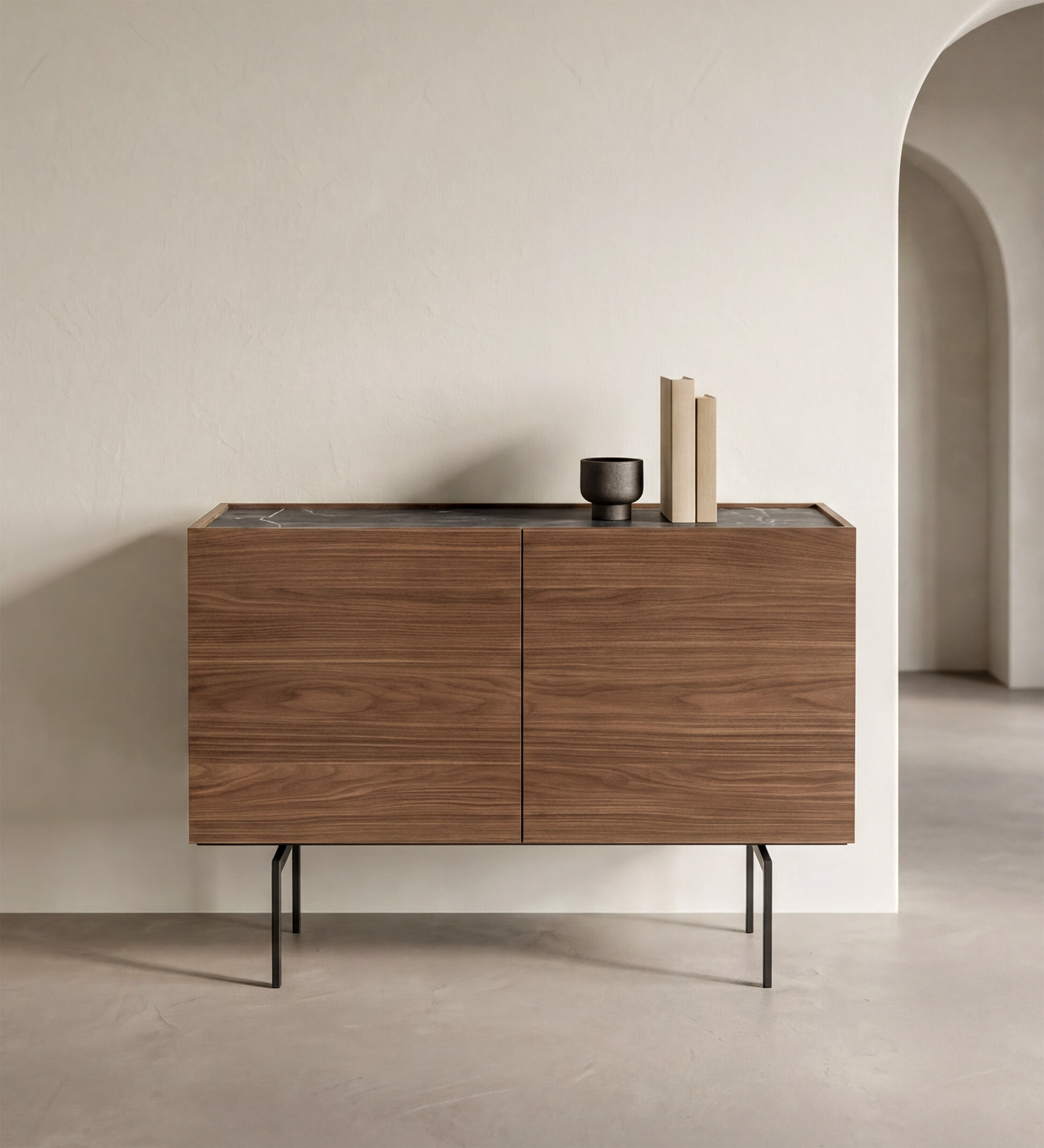 Sapateira Lagos em nogueira com pés metálicos e tampo com objetos decorativos