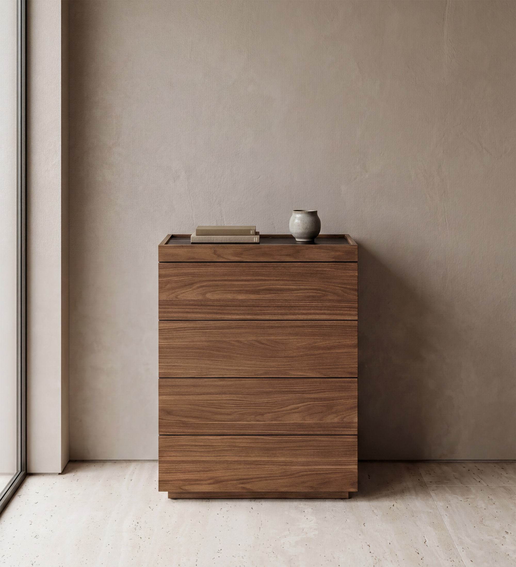 Camiseiro Lagos em madeira com quatro gavetas e vaso no tampo.