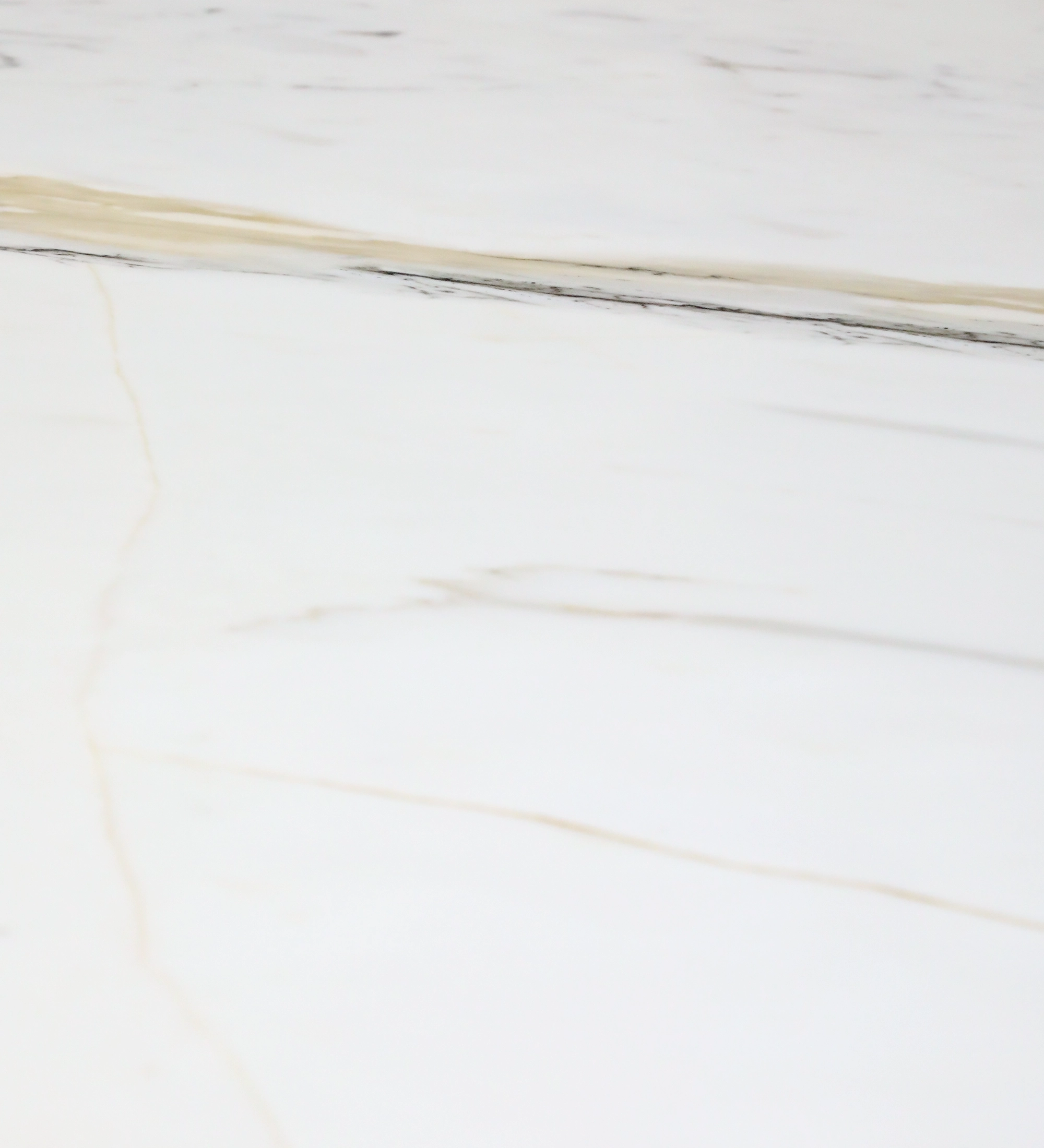 Mesa de Jantar Lagos tampo em mármore branco com veios dourados e cinzentos