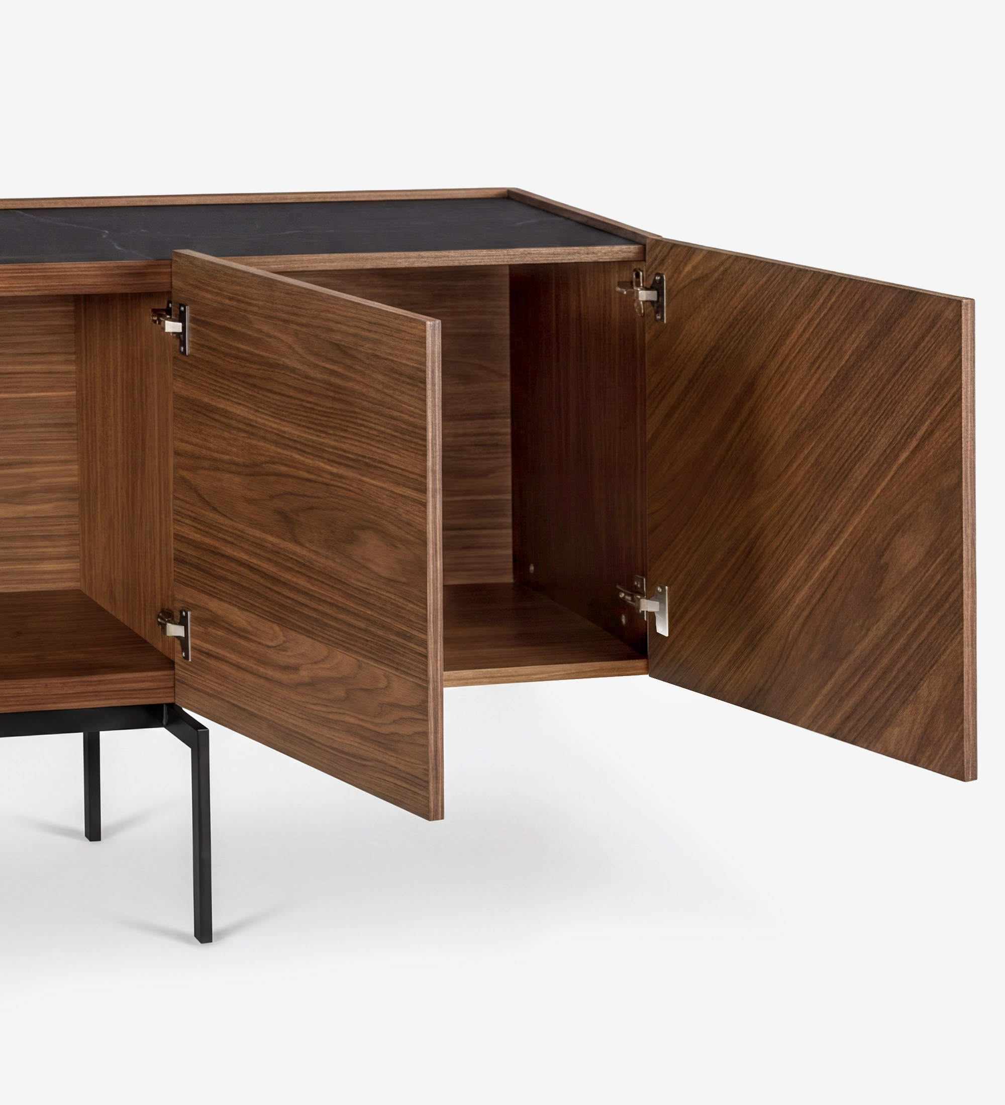 Buffet Lagos en noyer avec portes ouvertes et pieds métalliques noirs