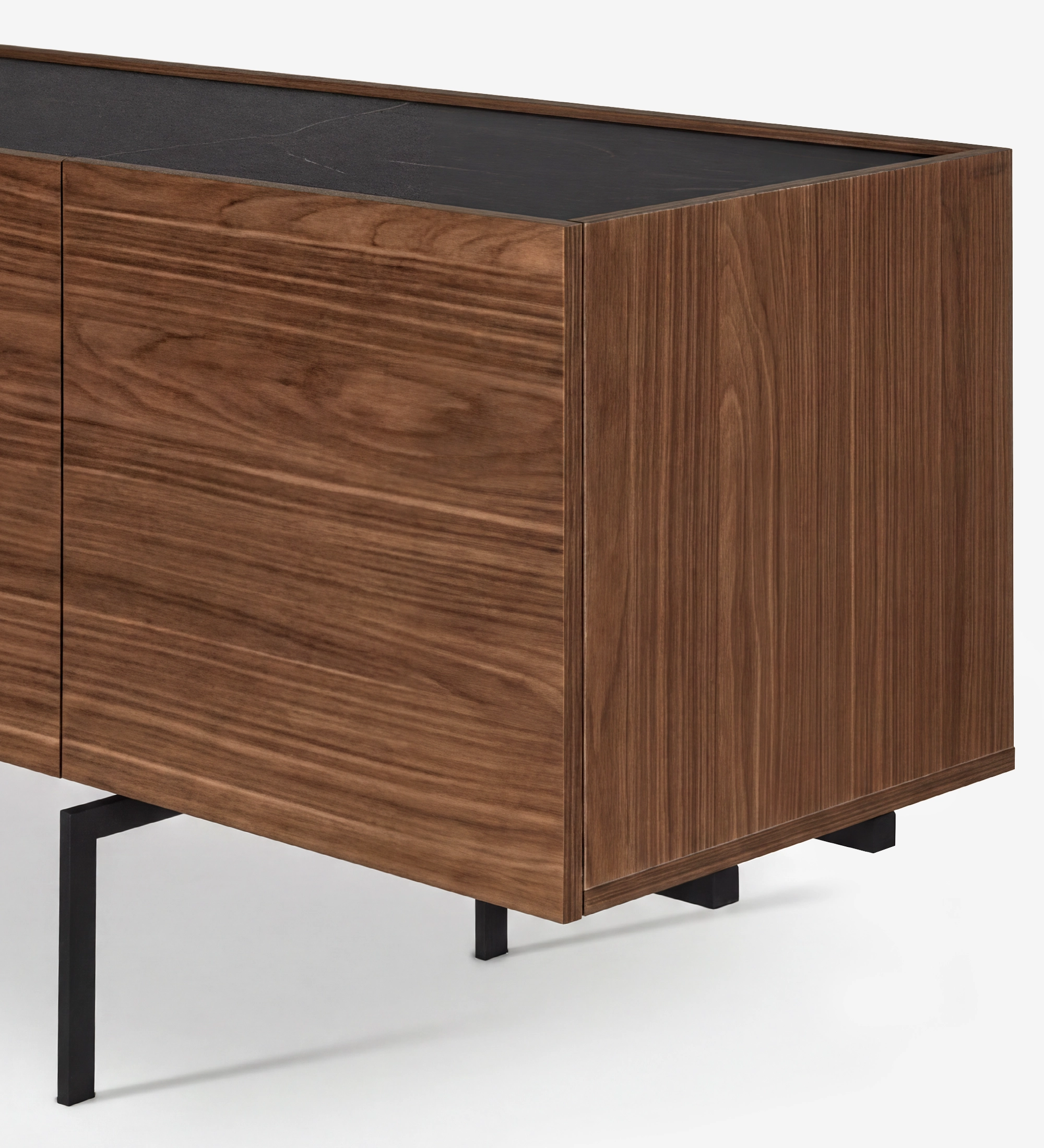Buffet Lagos en noyer avec plateau noir et pieds métalliques