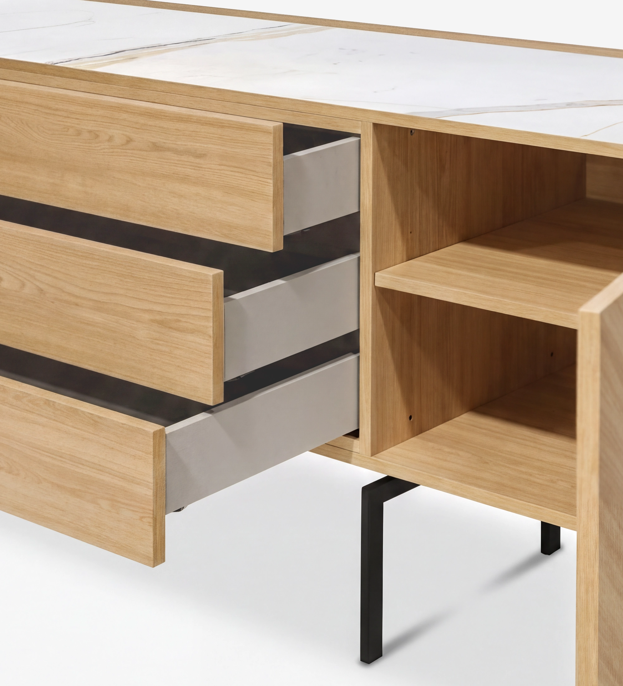 Buffet Lagos en bois clair, tiroirs partiellement ouverts, niche à étagère et pieds noirs
