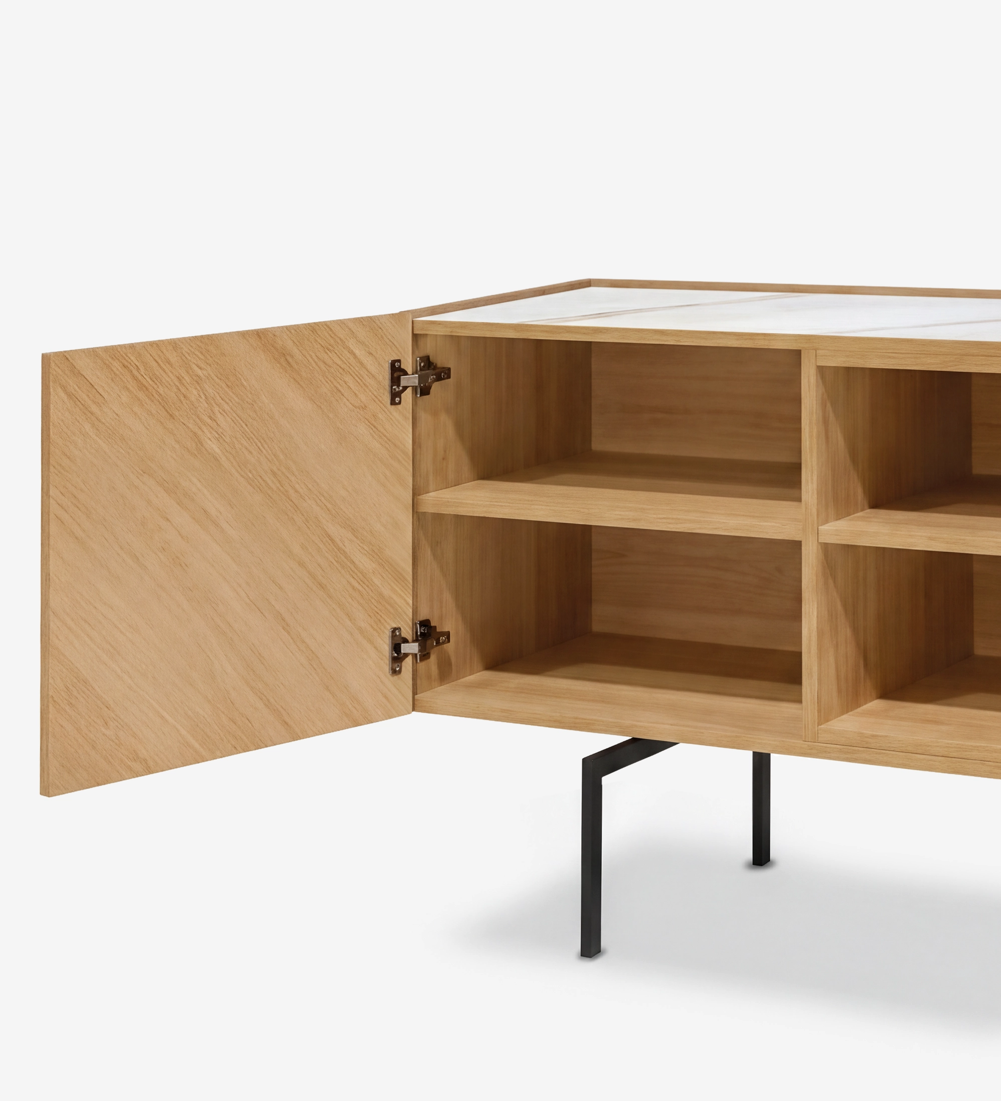 Buffet Lagos en bois clair avec porte ouverte, étagères intérieures et pieds métalliques