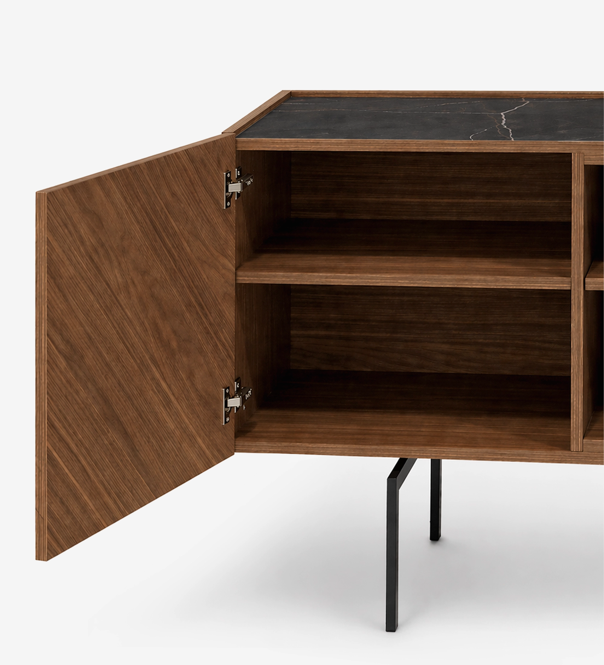 Buffet Lagos en bois foncé avec porte ouverte, étagères intérieures et plateau supérieur noir