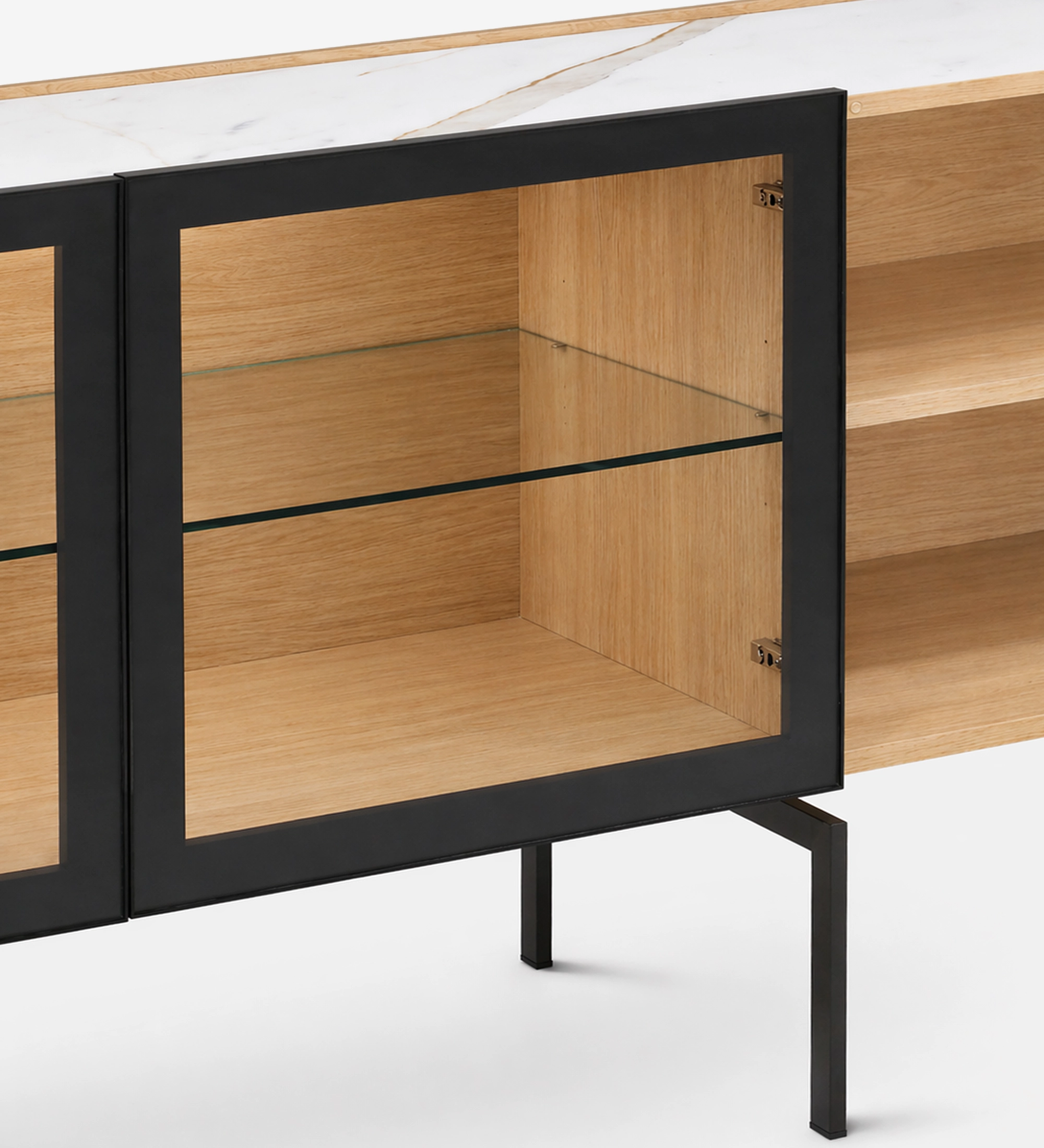 Buffet Lagos en chêne avec porte vitrée encadrée métal noir, étagère en verre et dessus marbre