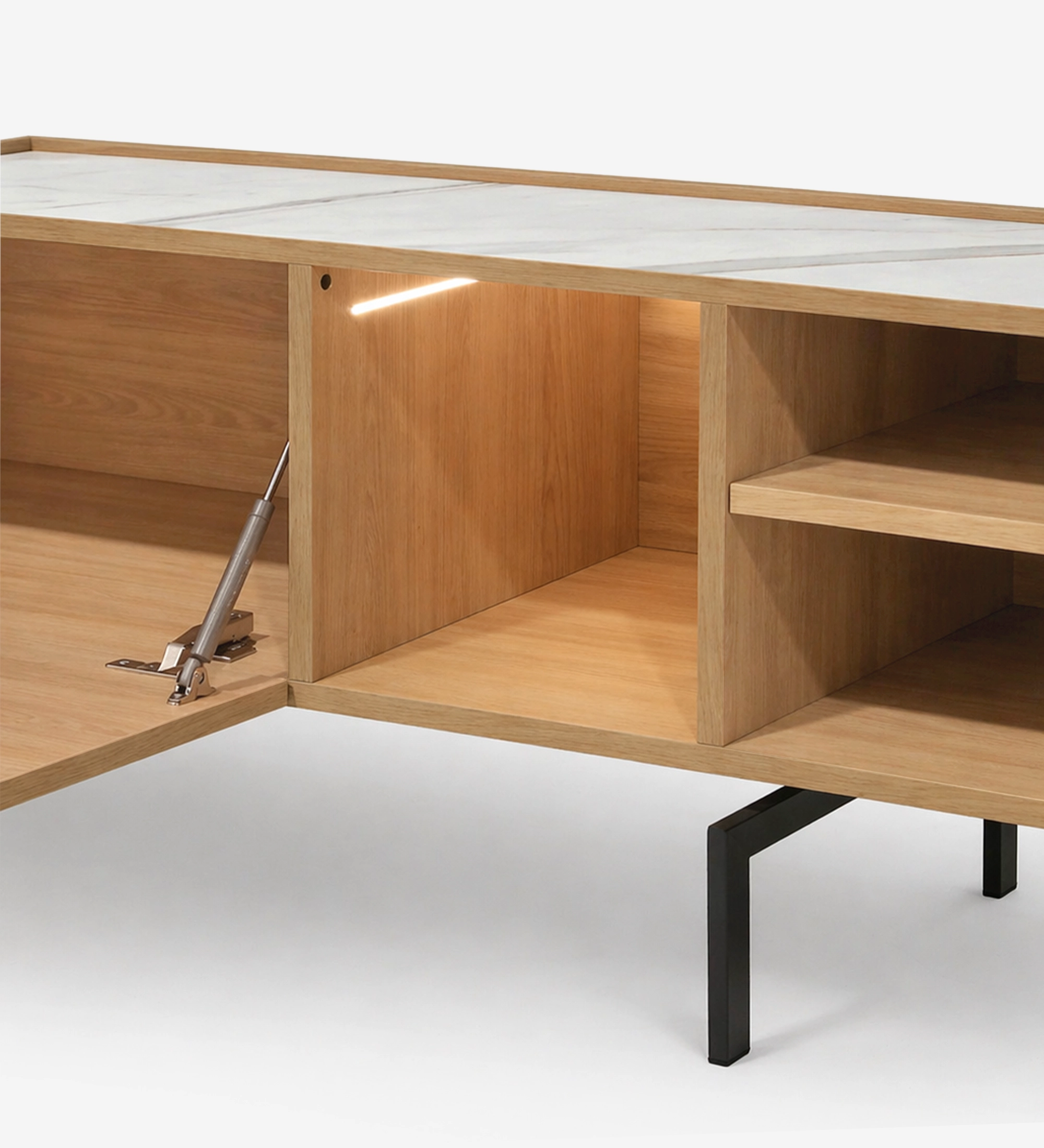 Mueble TV Lagos en madera con compartimentos abiertos, puerta abatible y luz interior
