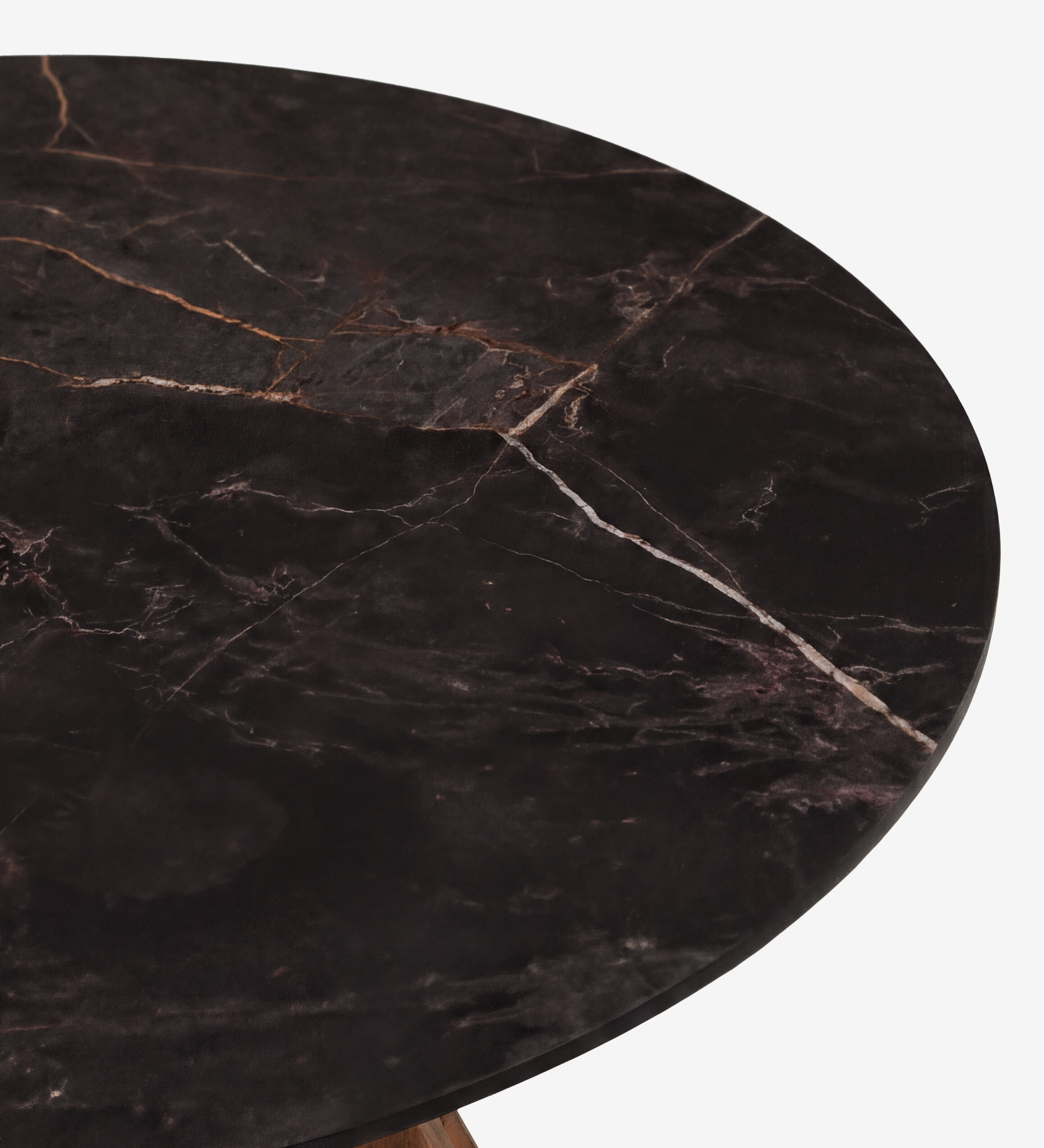 Plateau rond en marbre noir veiné, détail du bord et base en bois