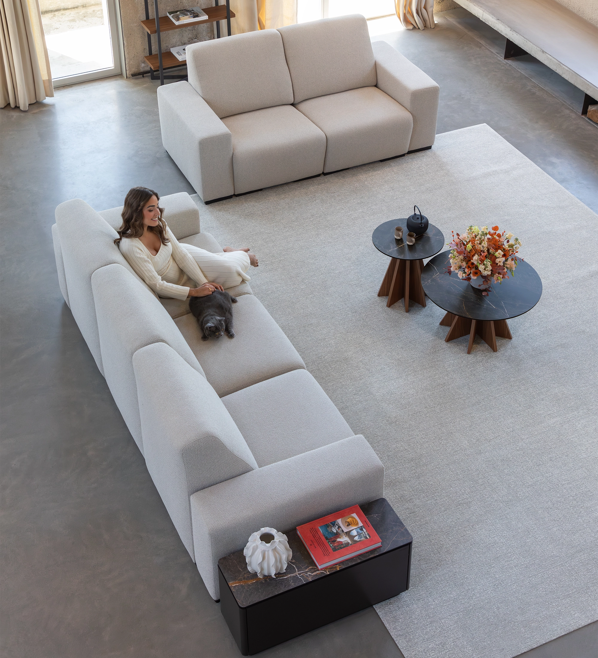 Canapé Lagos gris clair trois places dans salon moderne, vu de dessus