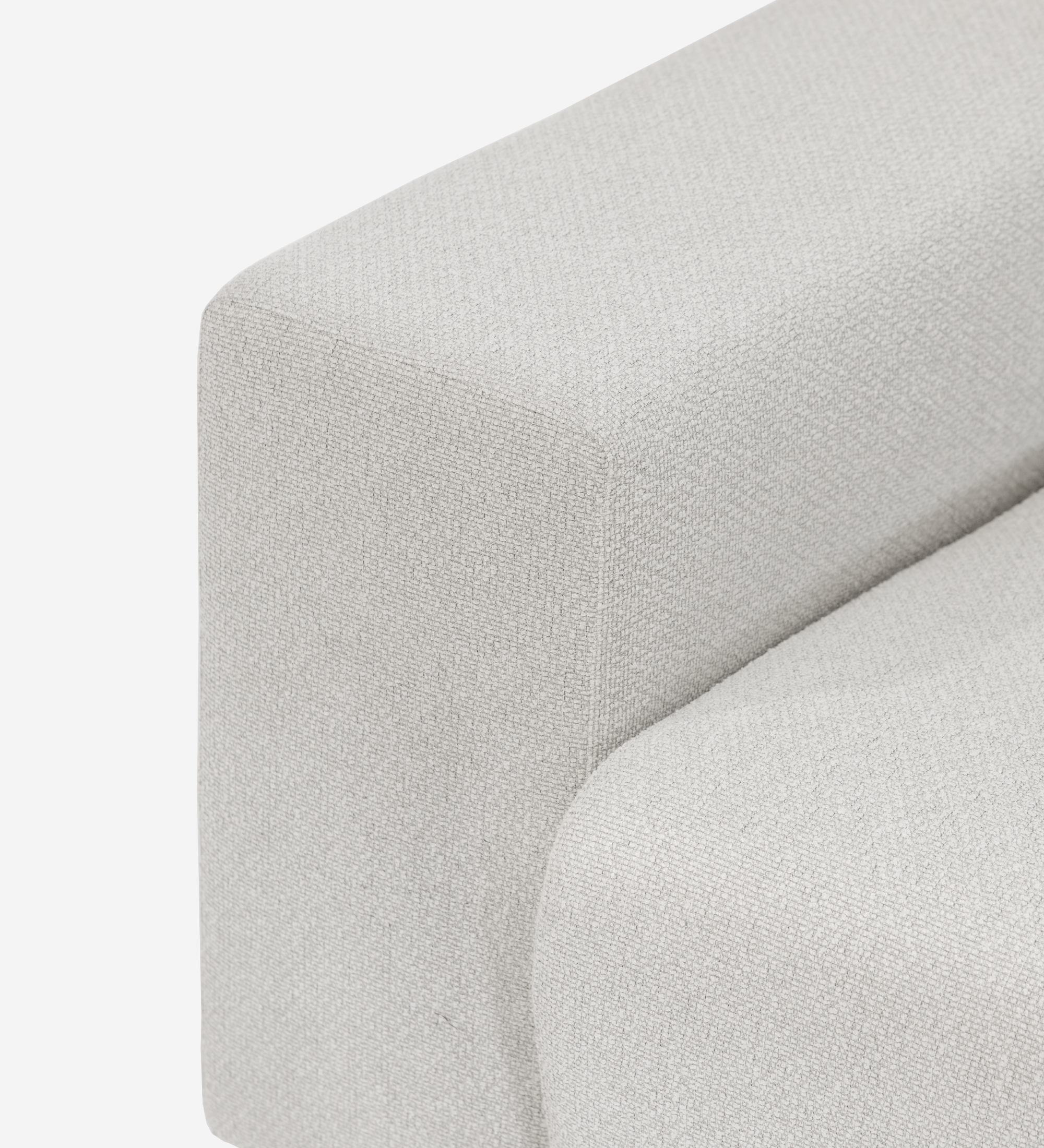 Sofá Lagos, detalle del brazo y asiento en tejido beige claro