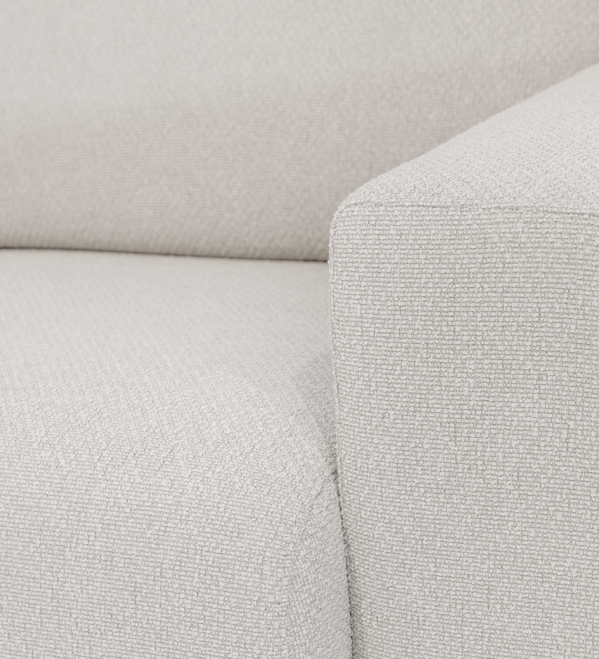 Sofá Lagos en tejido beige claro, detalle del brazo y asiento