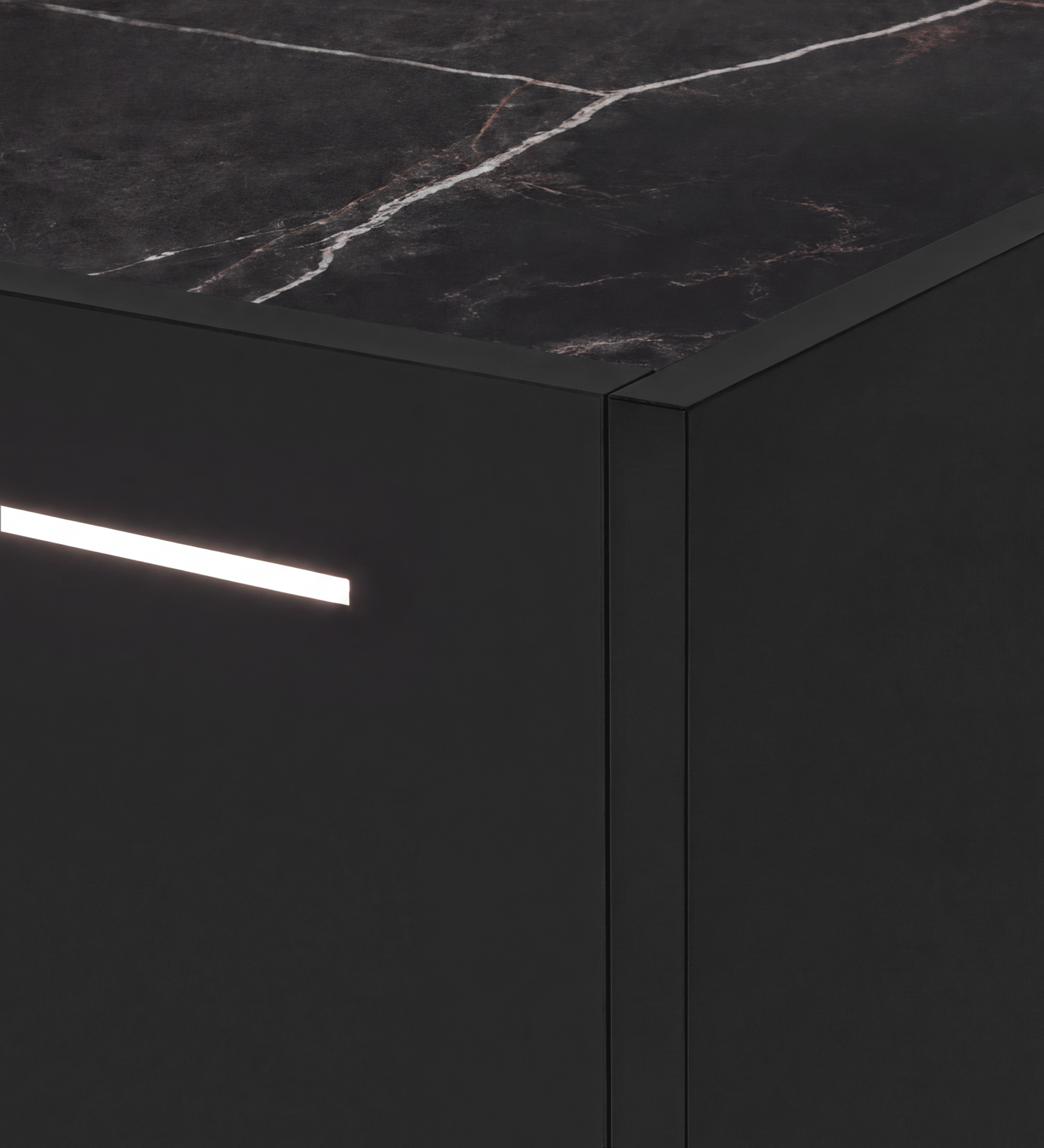 Mesa de Cabeceira Lagos preta com tampo efeito mármore e faixa LED horizontal