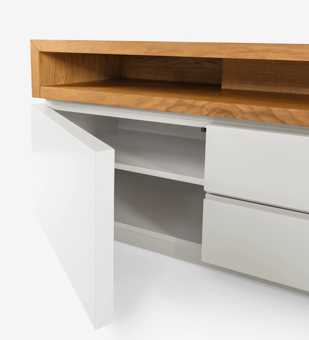 Mueble TV con estructura lacada perla y módulo superior de roble miel.