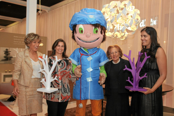 cabide,arvore,iconico,e,solidario,com,o,joaozinho,antarte,design,furniture,mobiliario