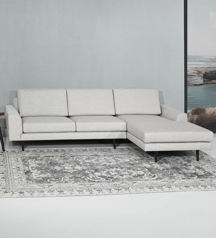 Sofá Oslo 2 plazas y chaise longue derecha, tapizado en tela gris claro, pies lacados marrón oscuro, 262 cm.