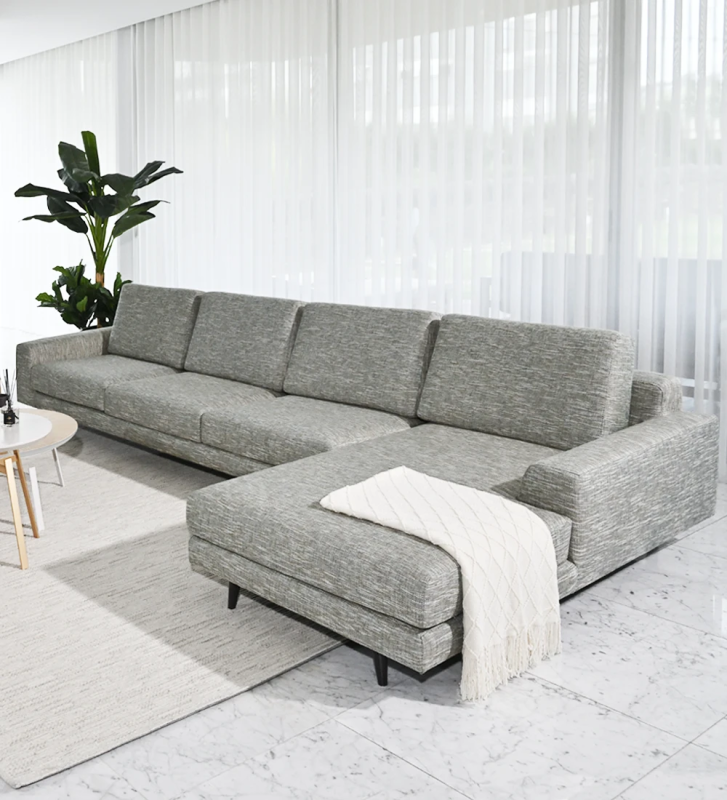 Sofá Oslo 3 plazas y chaise longue derecha, tapizado en tela verde, pies lacados marrón oscuro, 339 cm.