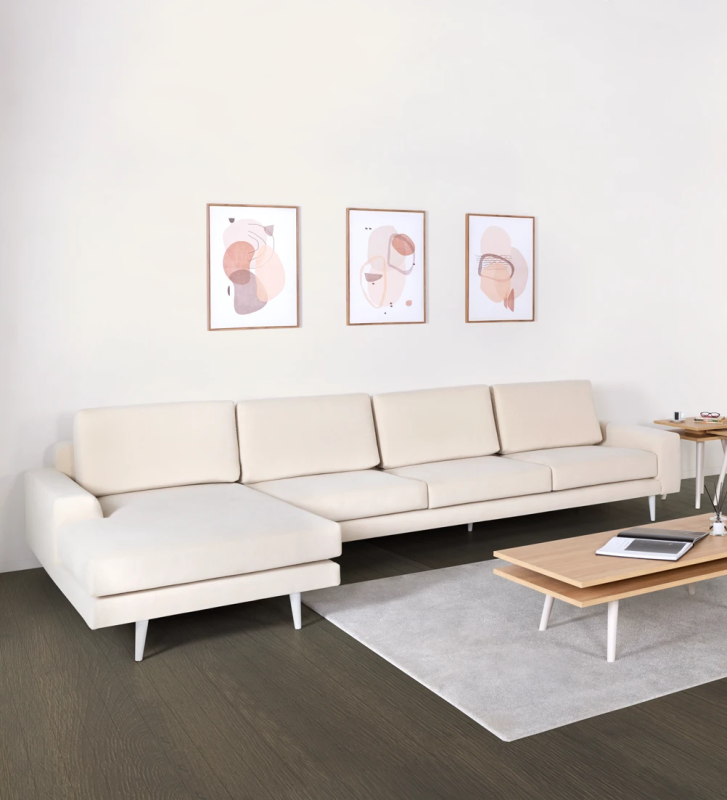 Sofá Oslo 3 plazas y chaise longue izquierda, tapizado en tela beige, pies lacados perla, 339 cm.